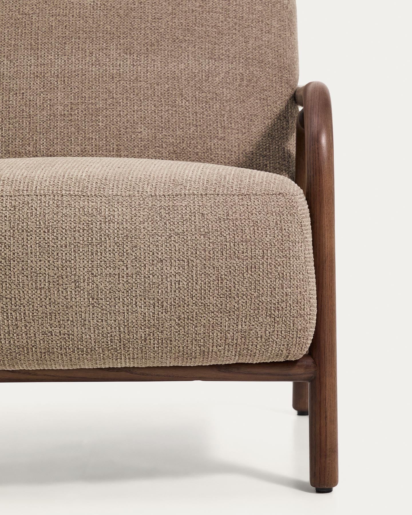 Sessel Sylo aus taupefarbener Chenille und massivem Eschenholz mit nussbaumfarbenem Finish, FSC 100 % in Taupe präsentiert im Onlineshop von KAQTU Design AG. Sessel ist von Kave Home