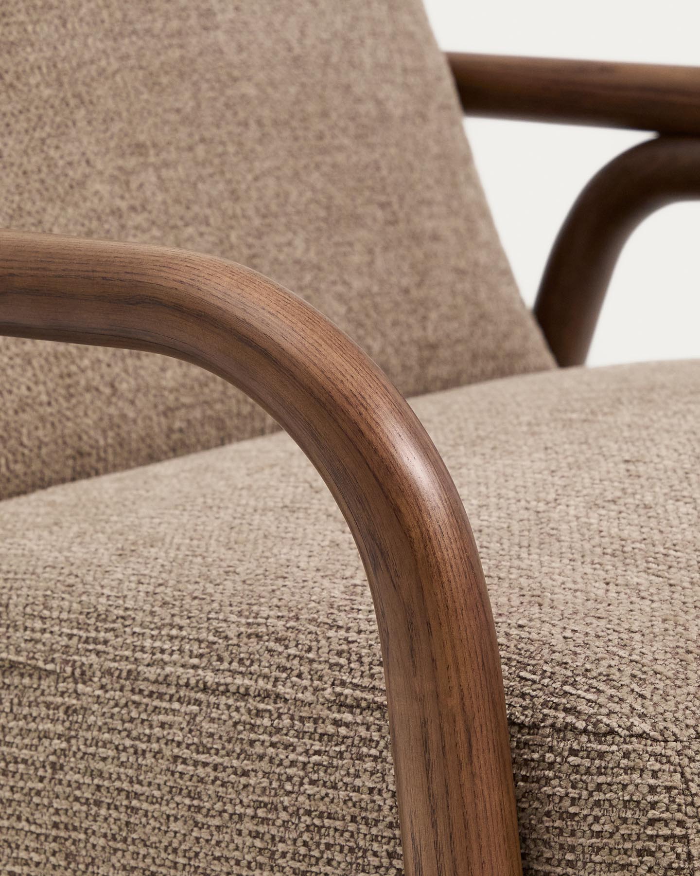 Sessel Sylo aus taupefarbener Chenille und massivem Eschenholz mit nussbaumfarbenem Finish, FSC 100 % in Taupe präsentiert im Onlineshop von KAQTU Design AG. Sessel ist von Kave Home