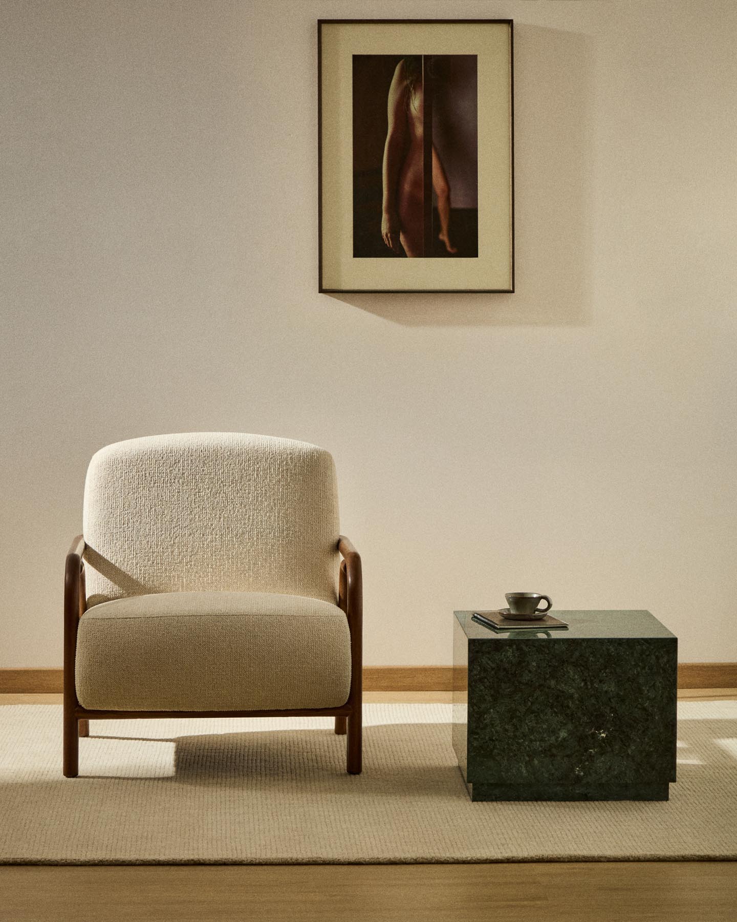 Sessel Sylo aus beiger Chenille und massivem Eschenholz mit nussbaumfarbenem Finish, FSC 100 % in Beige präsentiert im Onlineshop von KAQTU Design AG. Sessel ist von Kave Home