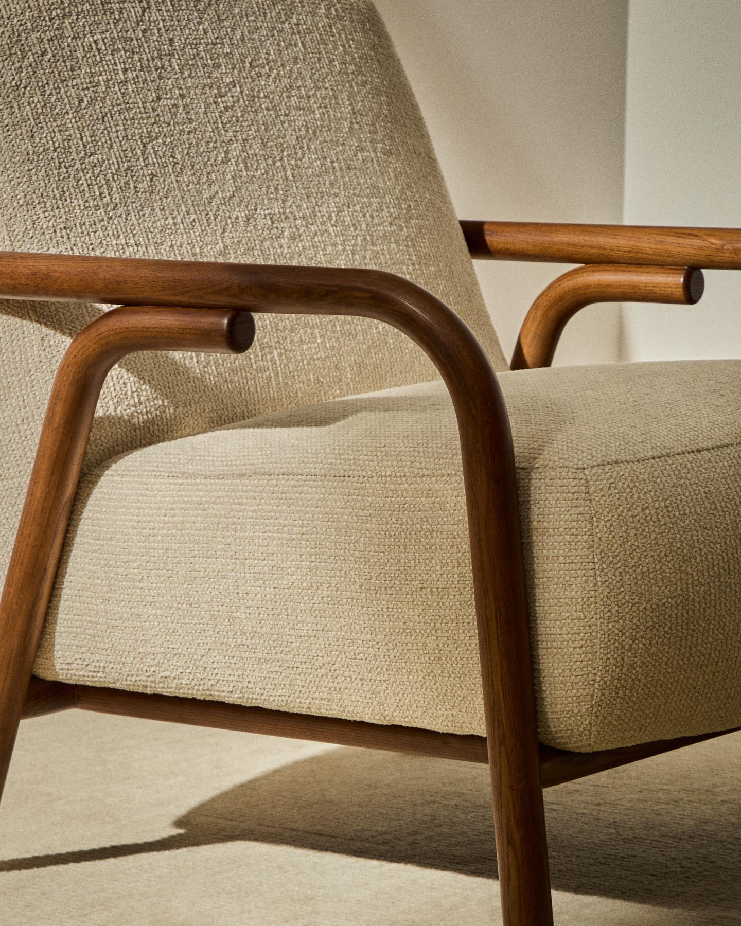 Sessel Sylo aus beiger Chenille und massivem Eschenholz mit nussbaumfarbenem Finish, FSC 100 % in Beige präsentiert im Onlineshop von KAQTU Design AG. Sessel ist von Kave Home