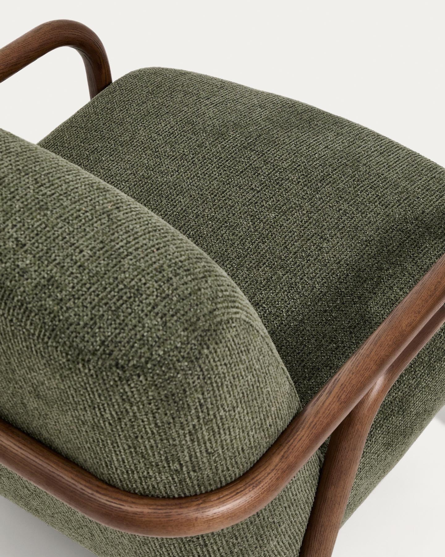 Sessel Sylo aus dunkelgrüner Chenille und massivem Eschenholz mit nussbaumfarbenem Finish, FSC 100 % in Dunkelgrün präsentiert im Onlineshop von KAQTU Design AG. Sessel ist von Kave Home
