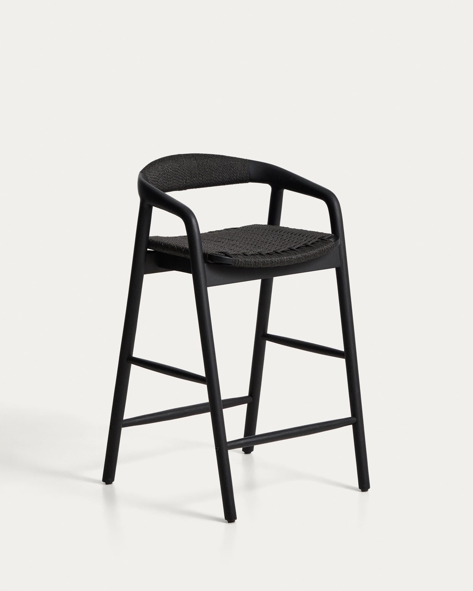 Hocker Derile aus massivem Eichenholz mit schwarzem Finish und schwarzem Papierseil 100% FSC 65 cm in Schwarz präsentiert im Onlineshop von KAQTU Design AG. Barstuhl mit Armlehne ist von Kave Home