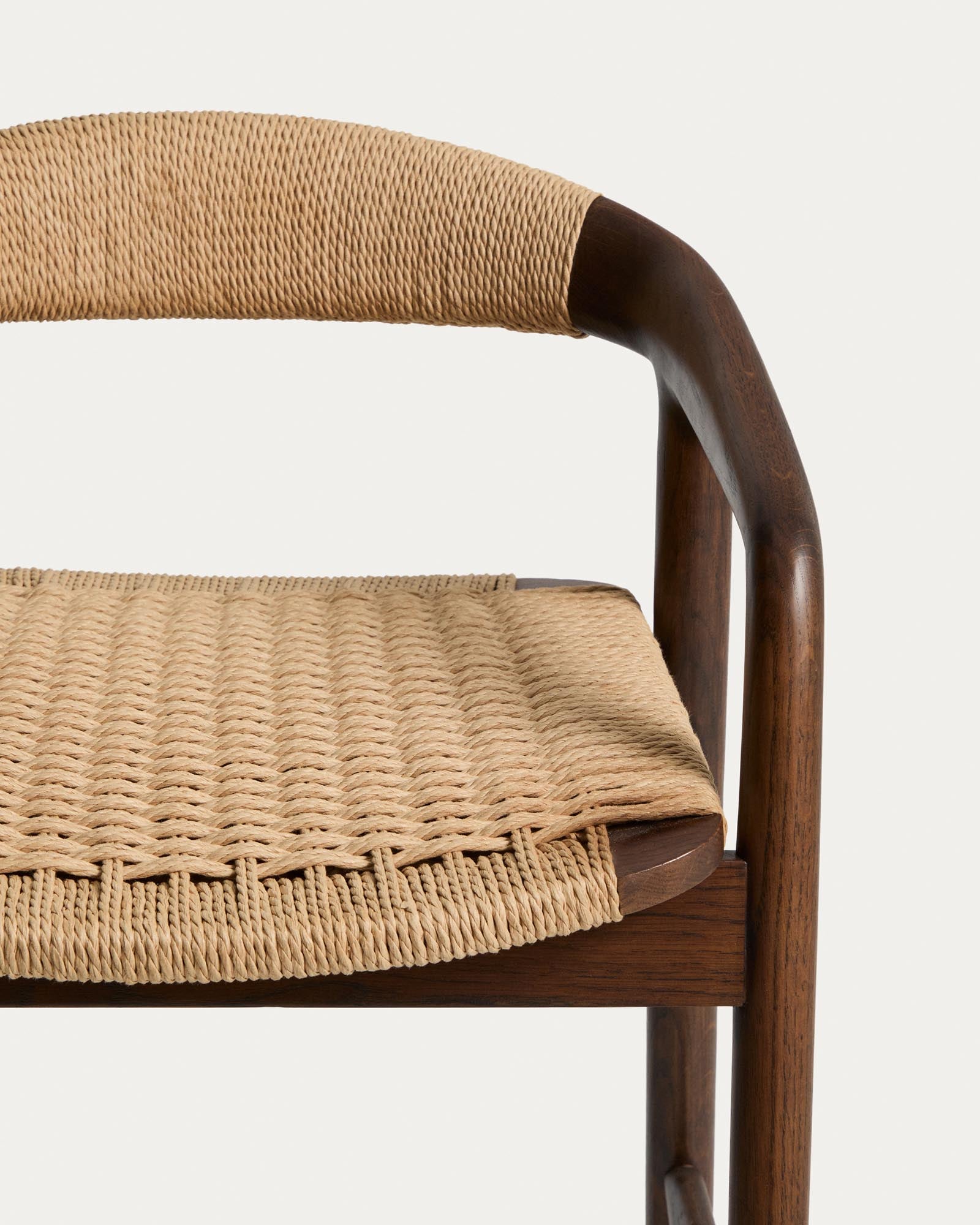Eleganter Hocker Derile aus robustem Eichenholz mit Nussbaum-Finish und beigem Papierseil, ideal für stilvolle Barbereiche.