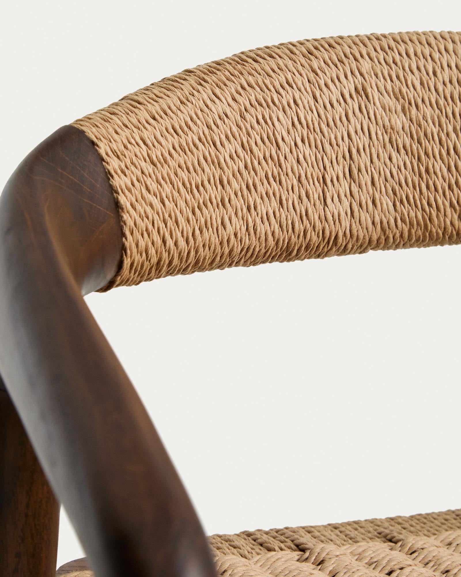 Eleganter Hocker Derile aus robustem Eichenholz mit Nussbaum-Finish und beigem Papierseil, ideal für stilvolle Bar- und Essbereich-Gestaltungen.