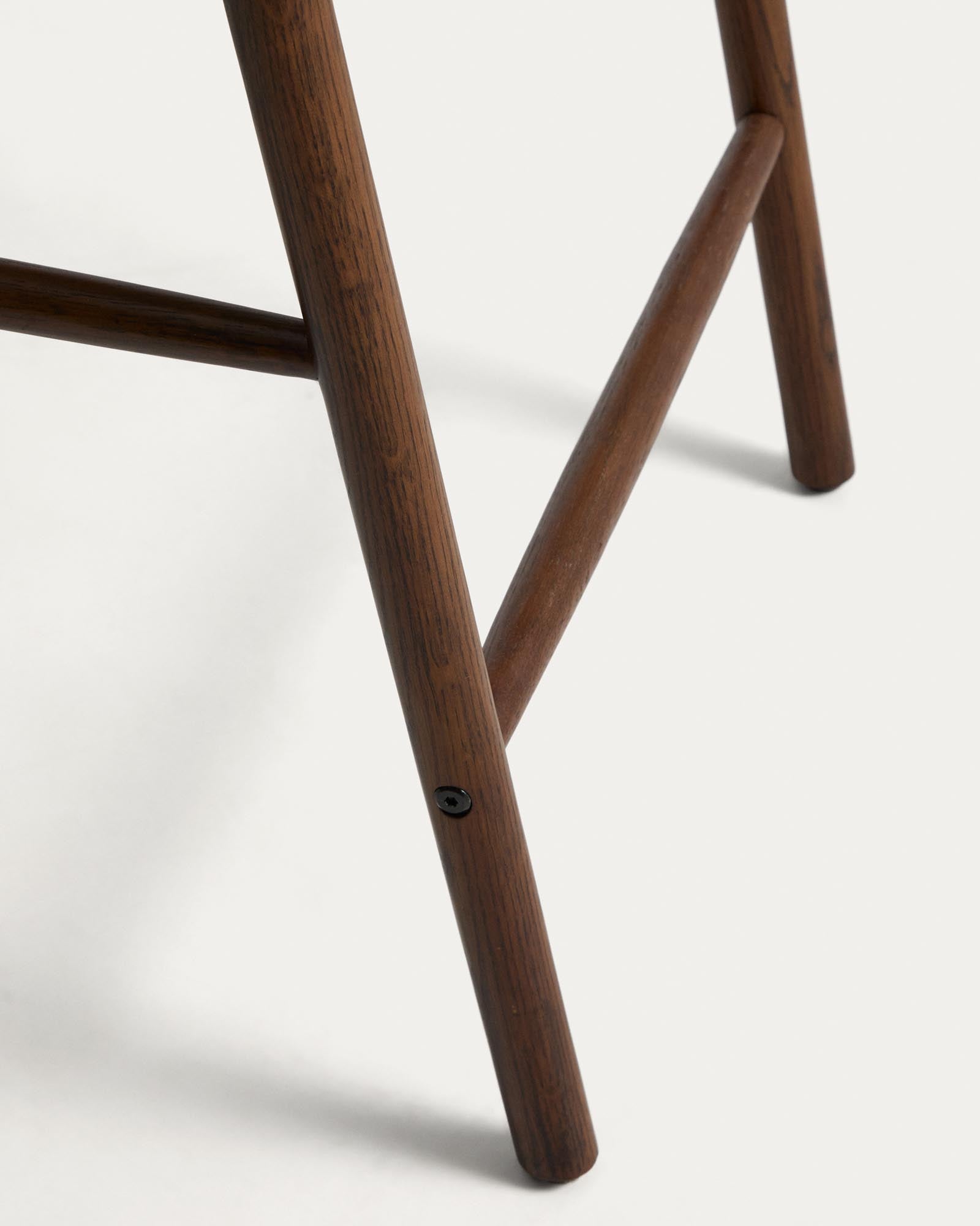 Moderner Hocker Derile aus massivem Eichenholz mit edlem Nussbaum-Finish und beigem Papierseil, perfekt für gemütliche Bar- und Esszimmer.