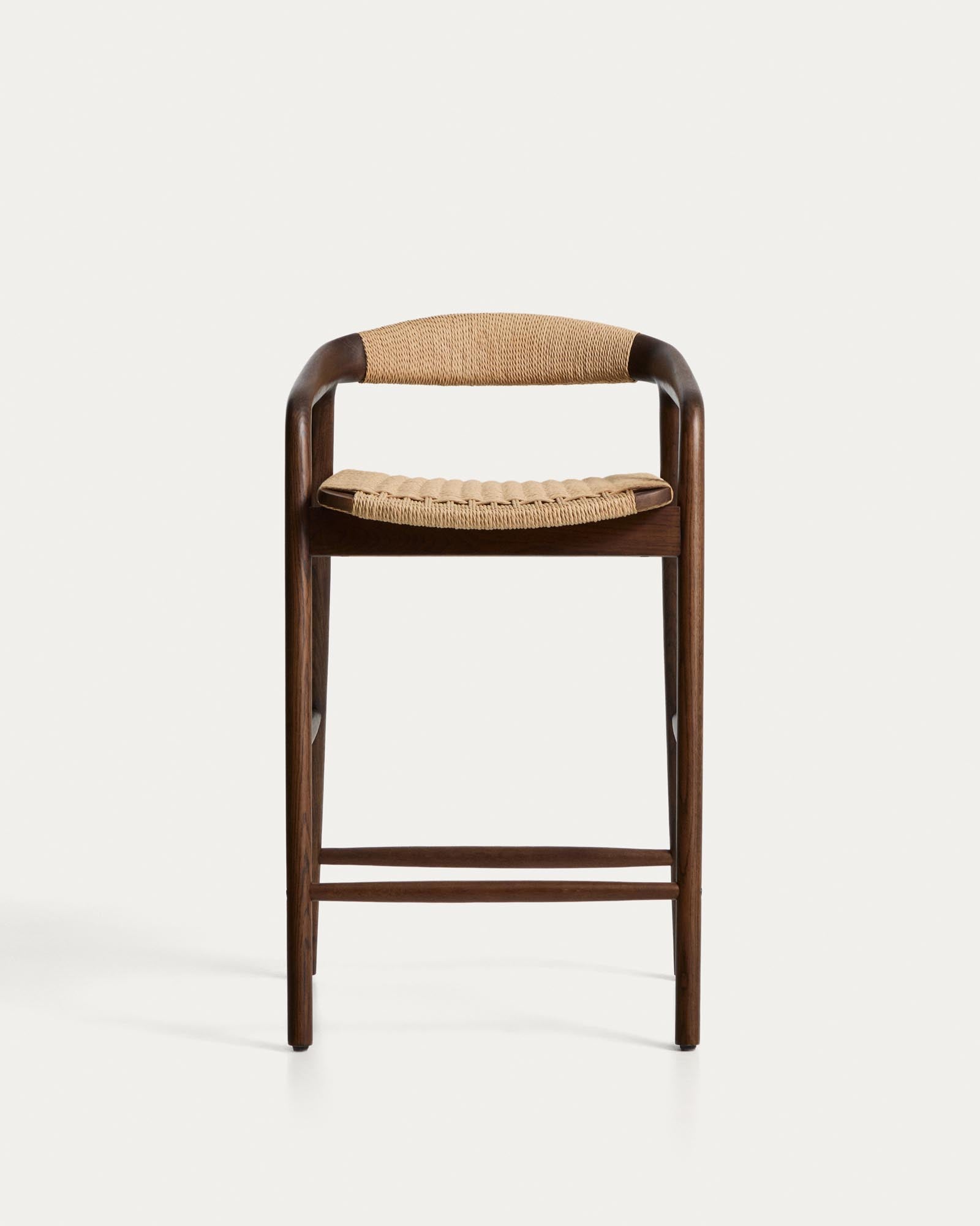 Moderner Hocker Derile aus massivem Eichenholz mit edlem Nussbaum-Finish und beigem Papierseil, perfekt für gemütliche Bar- und Esszimmer.