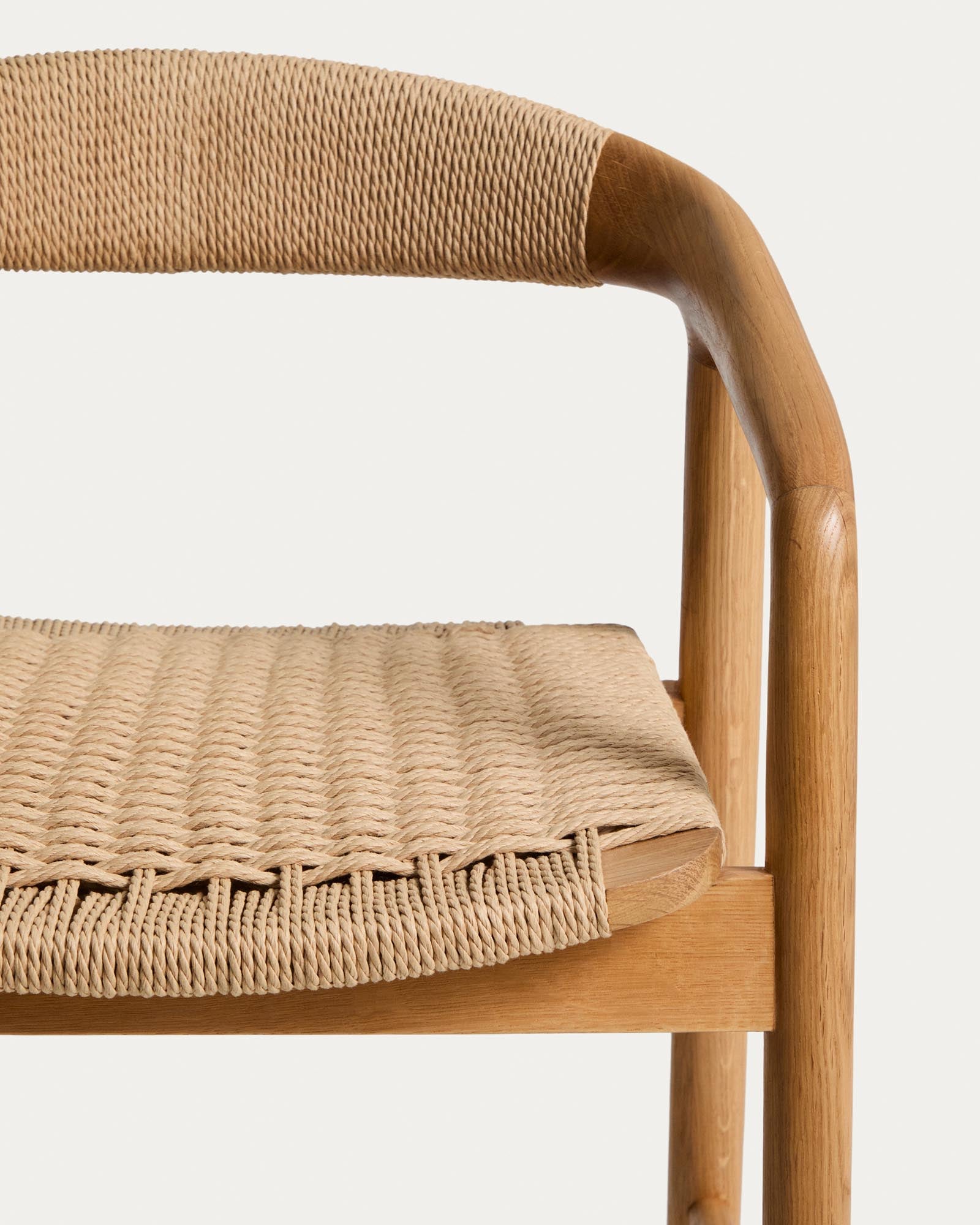 Eleganter Hocker Derile aus robustem Eichenholz mit natürlichem Finish und beigem Papierseil, ideal als Barstuhl mit Armlehne.