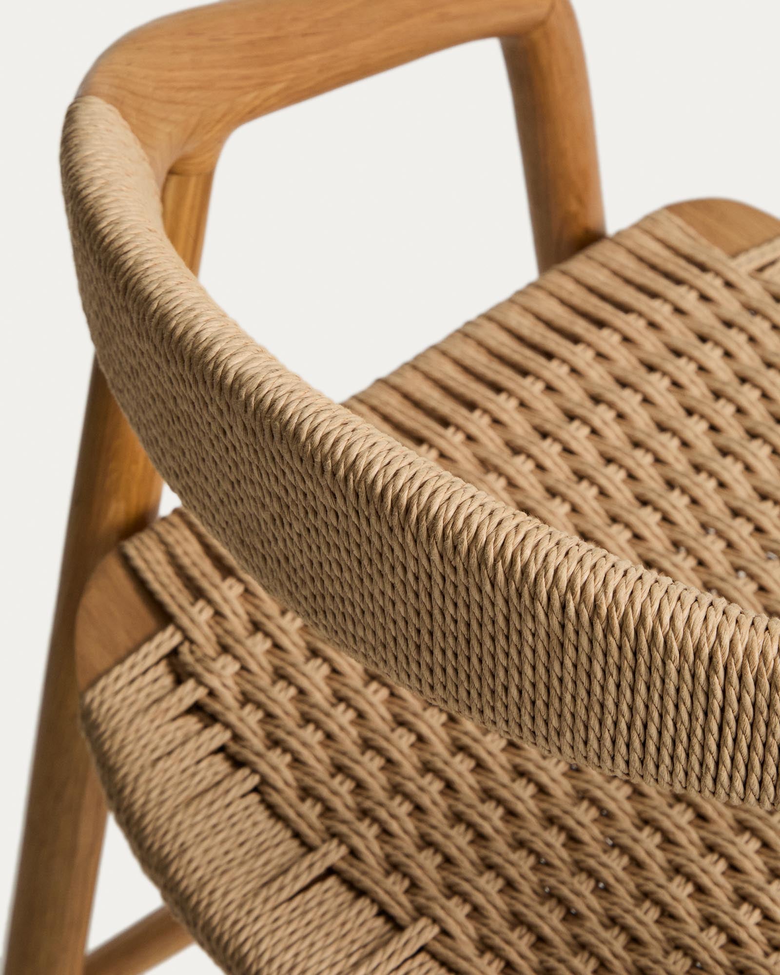 Hocker Derile aus massivem Eichenholz mit natürlichem Finish und beigem Papierseil, perfekt für moderne Bar- und Essbereichsgestaltung.