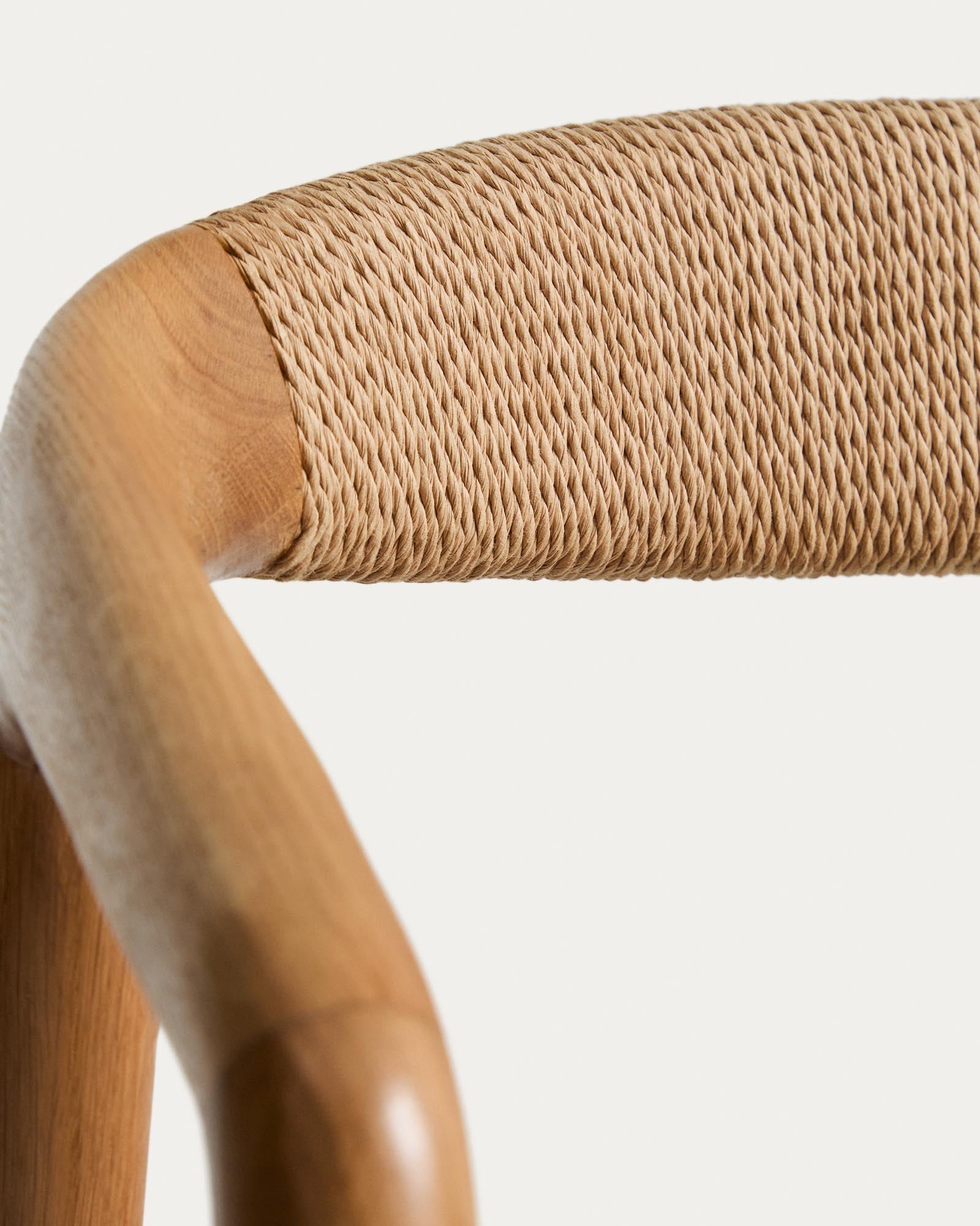 Eleganter Hocker Derile aus robustem Eichenholz mit natürlichem Finish und beigem Papierseil, ideal für stilvolle Bar- und Esszimmer.