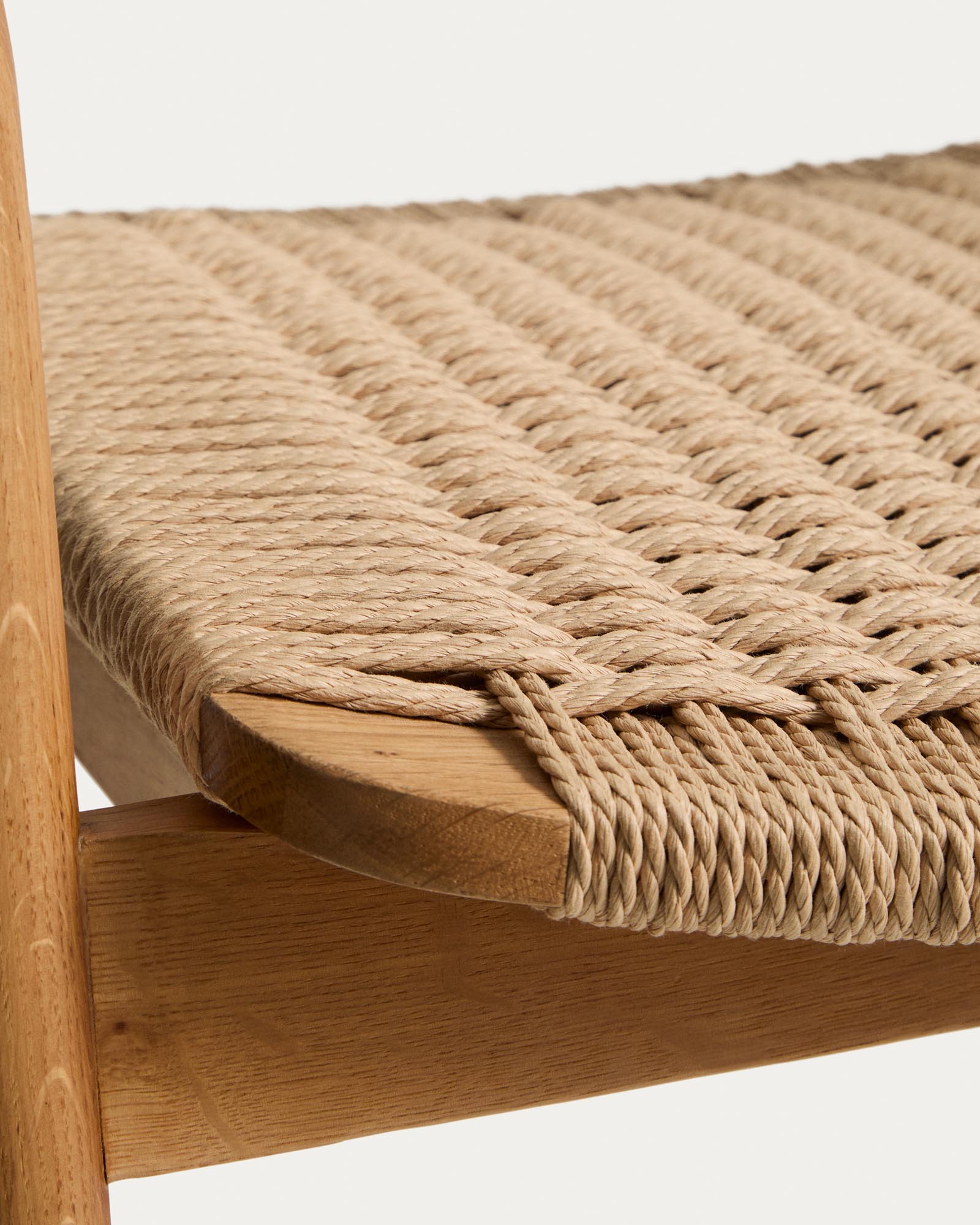 Eleganter Hocker Derile aus robustem Eichenholz, kombiniert mit beigem Papierseil, ideal für stilvolle Bar- und Esszimmergestaltung.