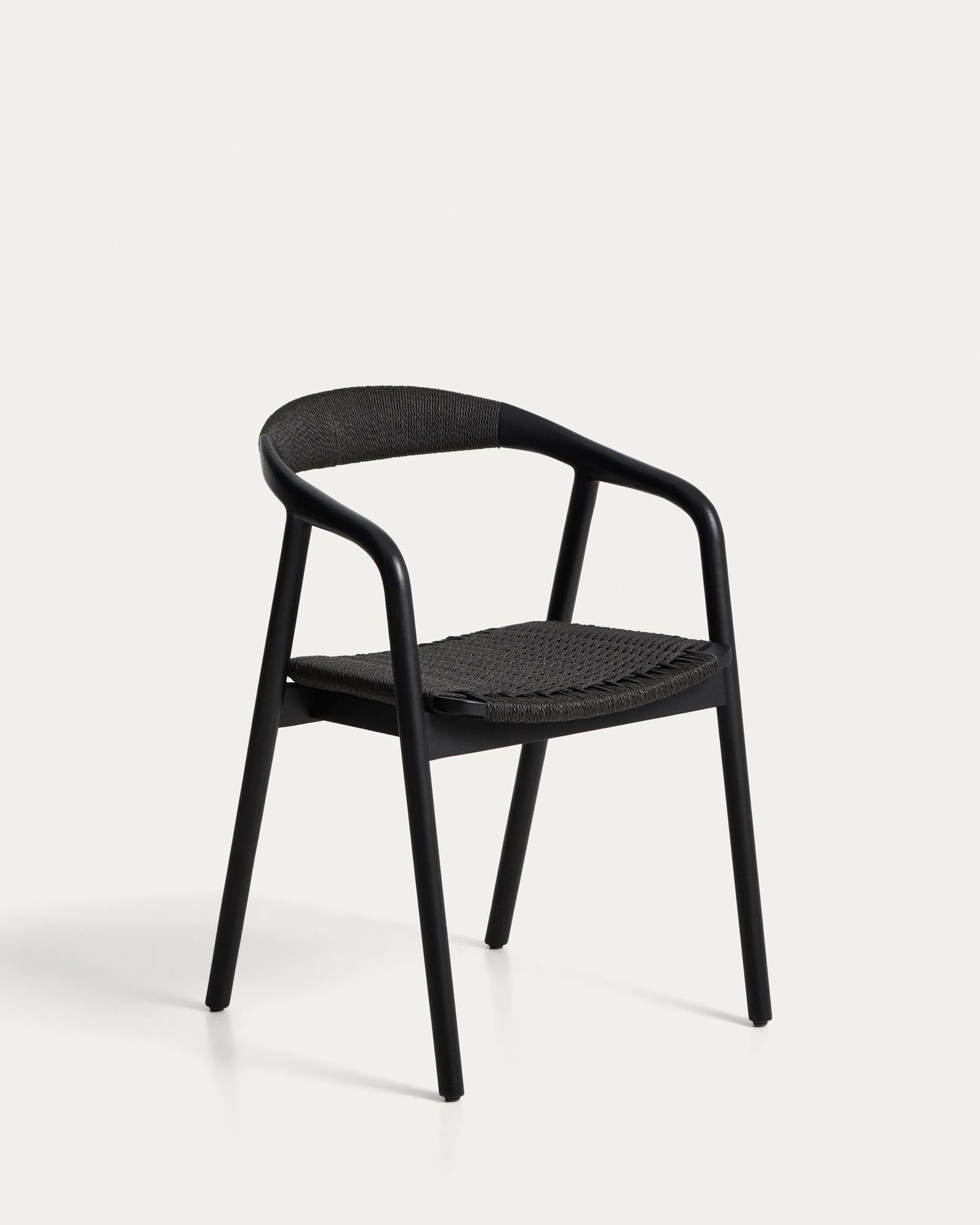 Stuhl Derile aus massivem Eichenholz mit schwarzem Finish und schwarzem Papierseil FSC 100% in Schwarz präsentiert im Onlineshop von KAQTU Design AG. Stuhl mit Armlehne ist von Kave Home