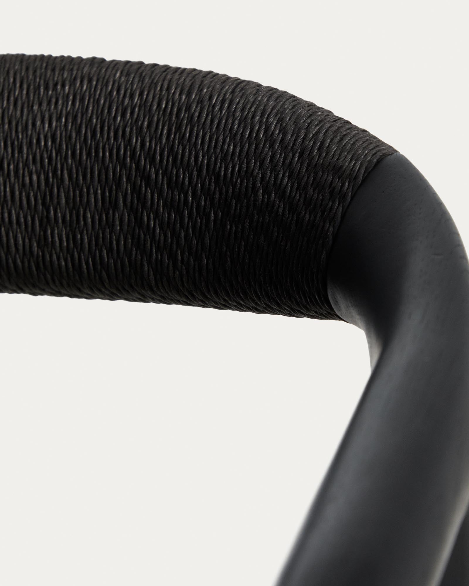 Eleganter Stuhl Derile aus robustem Eichenholz mit edlem Schwarz-Finish und hochwertigem Papierseil, perfekt für modernes Wohndesign.