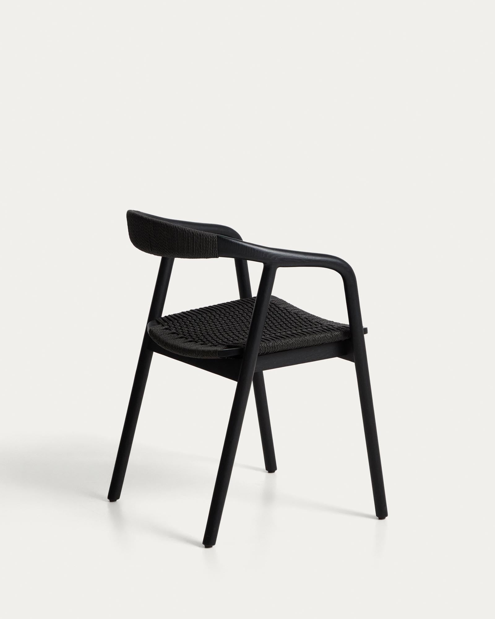 Eleganter Stuhl Derile aus robustem Eichenholz in Schwarz, kombiniert mit einem modernen Papierseil für zusätzlichen Komfort und Stil.