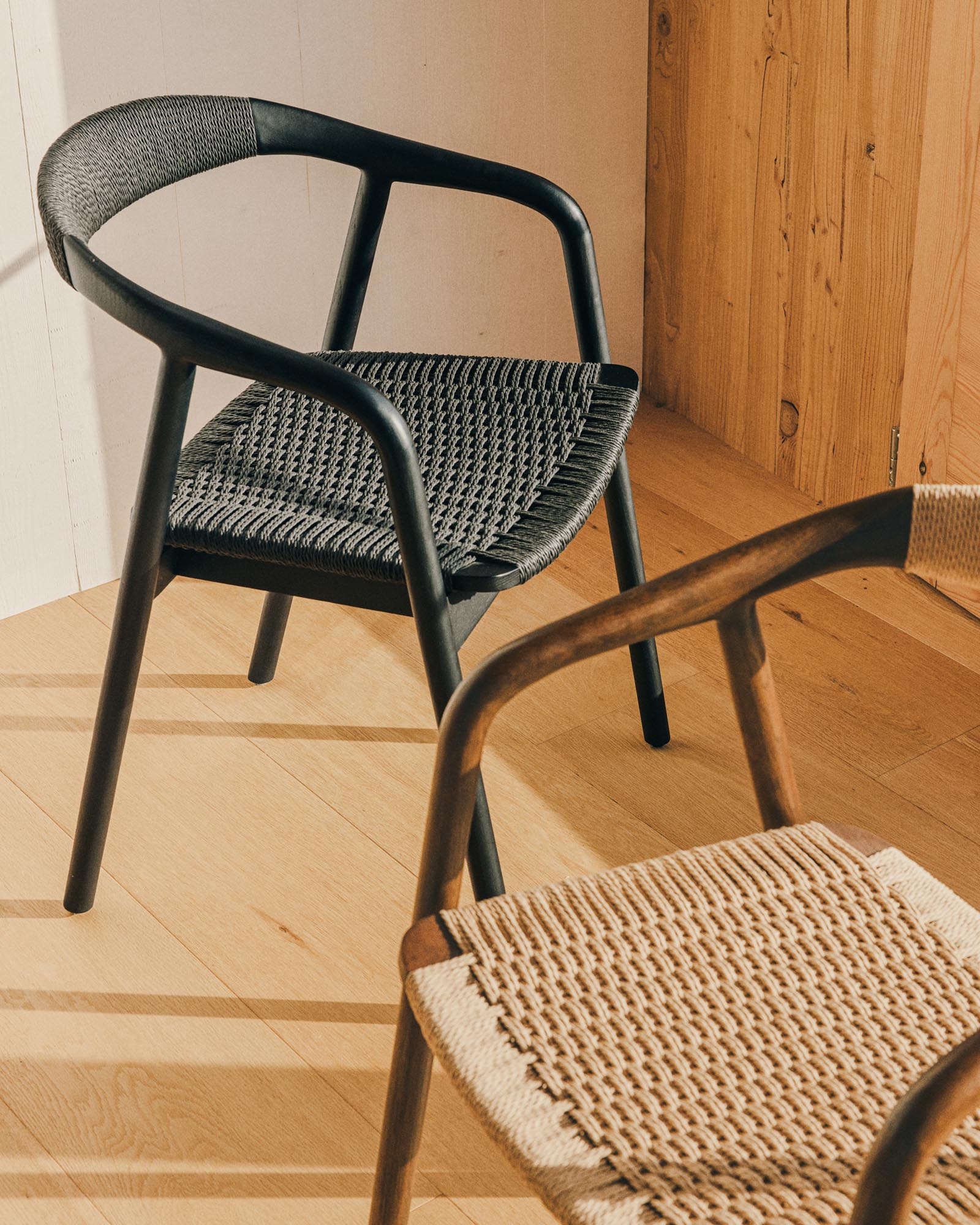 Eleganter Stuhl Derile aus robustem Eichenholz mit stilvollem schwarzem Finish und hochwertigem Papierseil, ideal für modernes Wohnen.