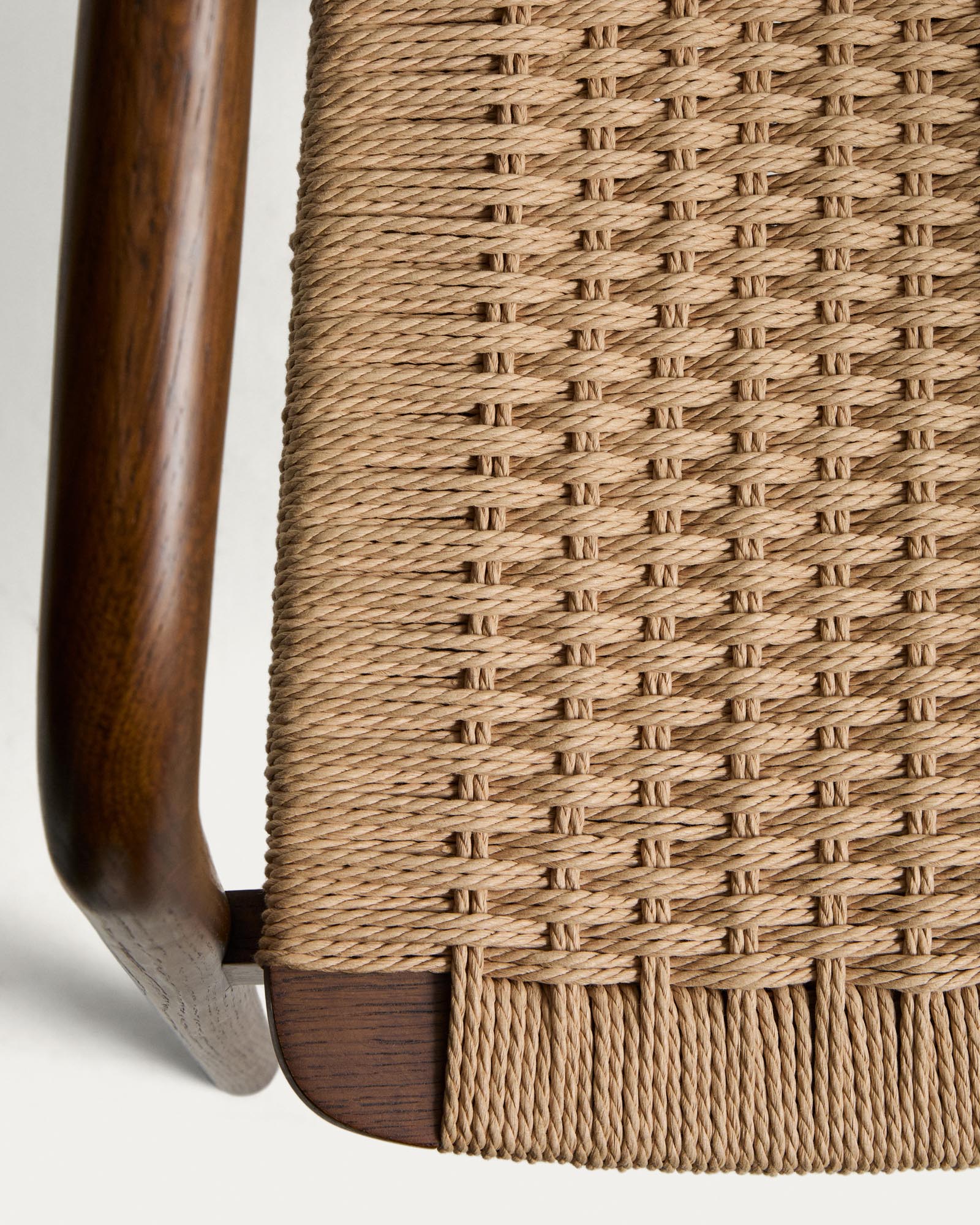 Stuhl Derile aus massivem Eichenholz mit Nussbaum-Finish und beigem Papierseil 100% FSC in Beige präsentiert im Onlineshop von KAQTU Design AG. Stuhl mit Armlehne ist von Kave Home