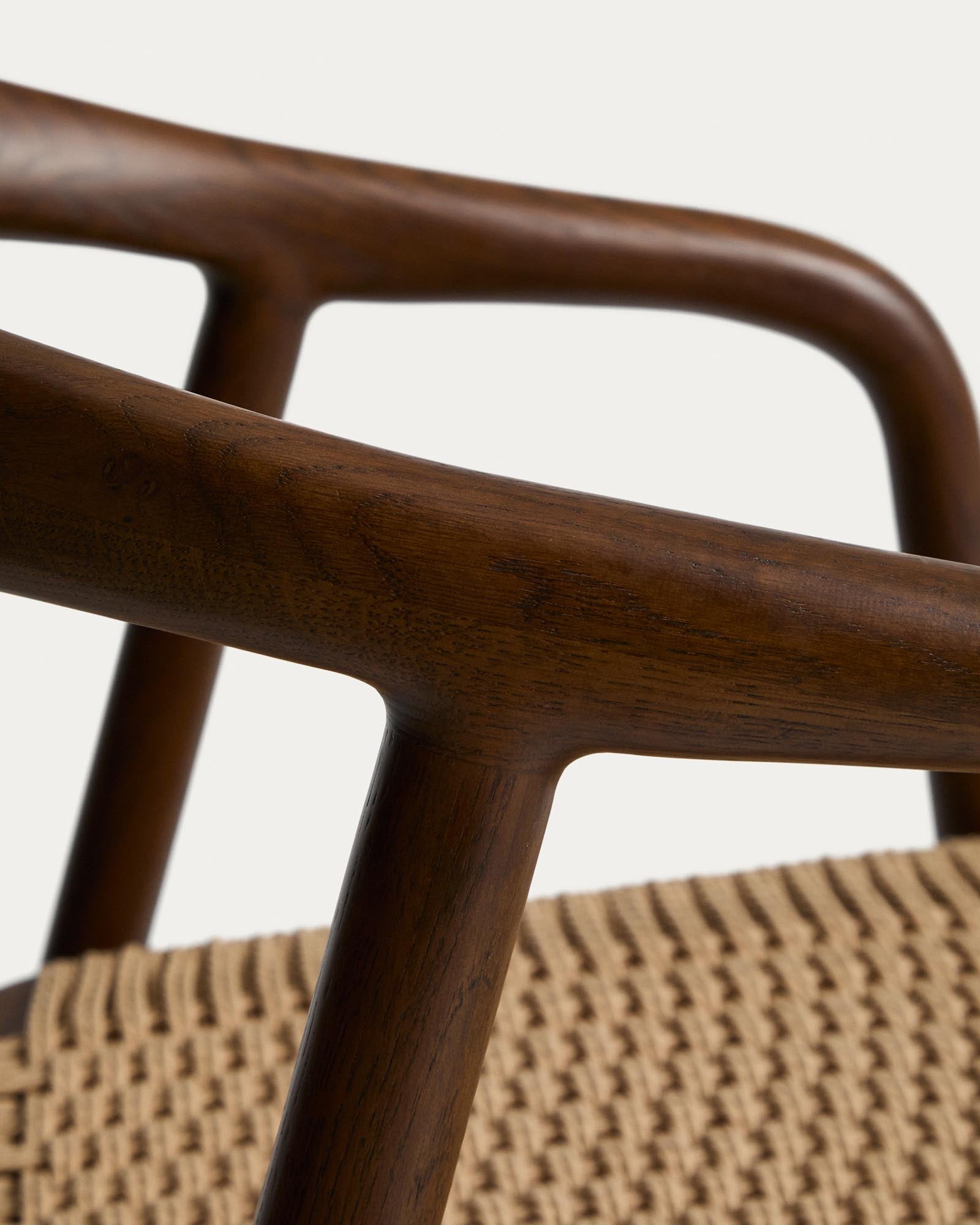 Stuhl Derile aus massivem Eichenholz mit Nussbaum-Finish und beigem Papierseil 100% FSC in Beige präsentiert im Onlineshop von KAQTU Design AG. Stuhl mit Armlehne ist von Kave Home