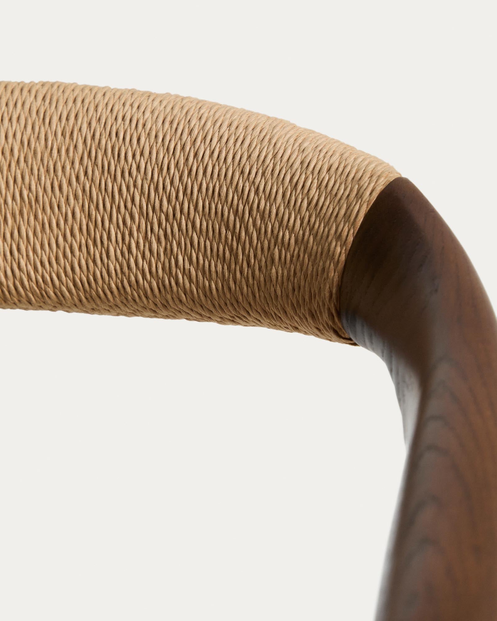 Stuhl Derile aus massivem Eichenholz mit Nussbaum-Finish und beigem Papierseil 100% FSC in Beige präsentiert im Onlineshop von KAQTU Design AG. Stuhl mit Armlehne ist von Kave Home