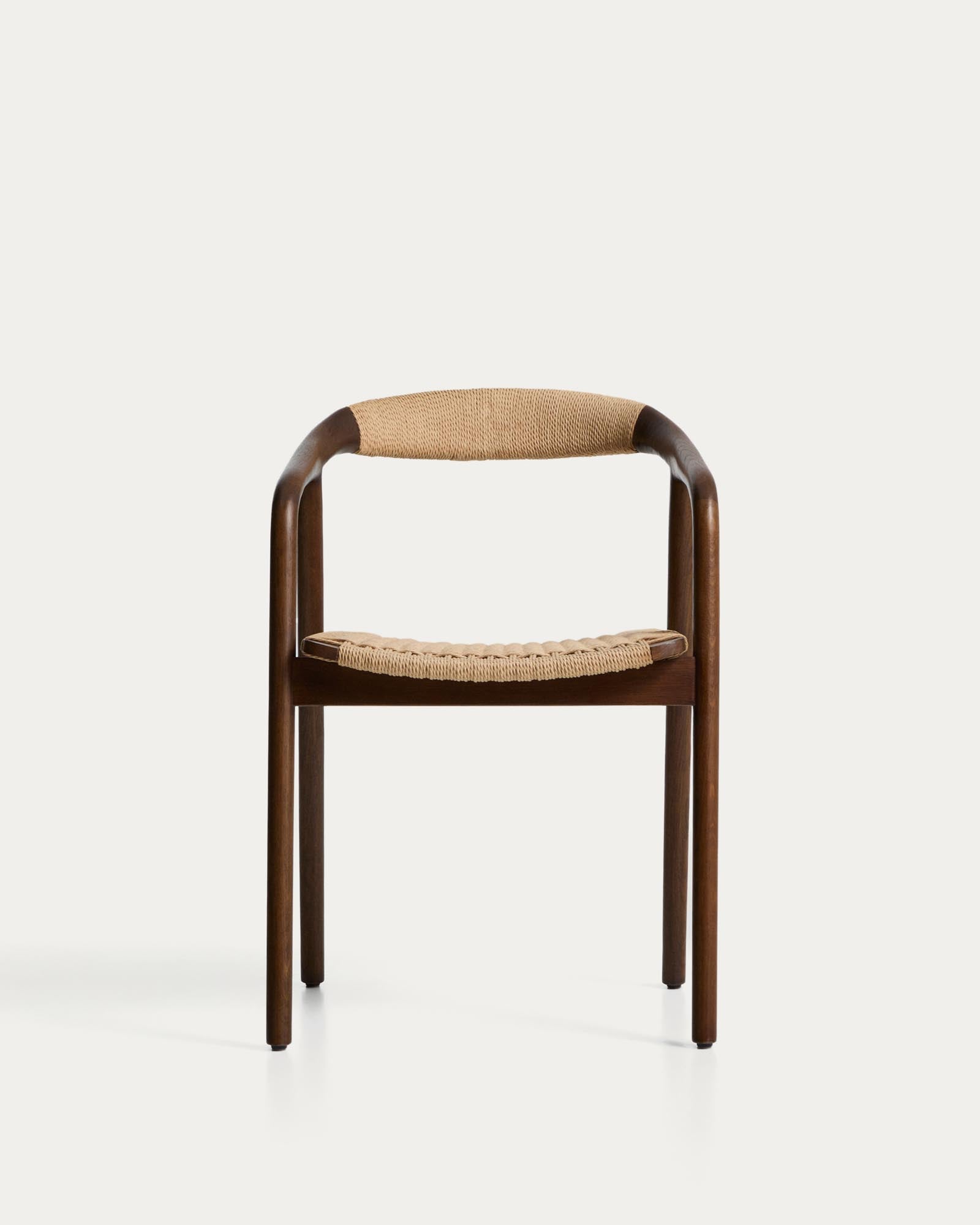 Stuhl Derile aus massivem Eichenholz mit Nussbaum-Finish und beigem Papierseil 100% FSC in Beige präsentiert im Onlineshop von KAQTU Design AG. Stuhl mit Armlehne ist von Kave Home