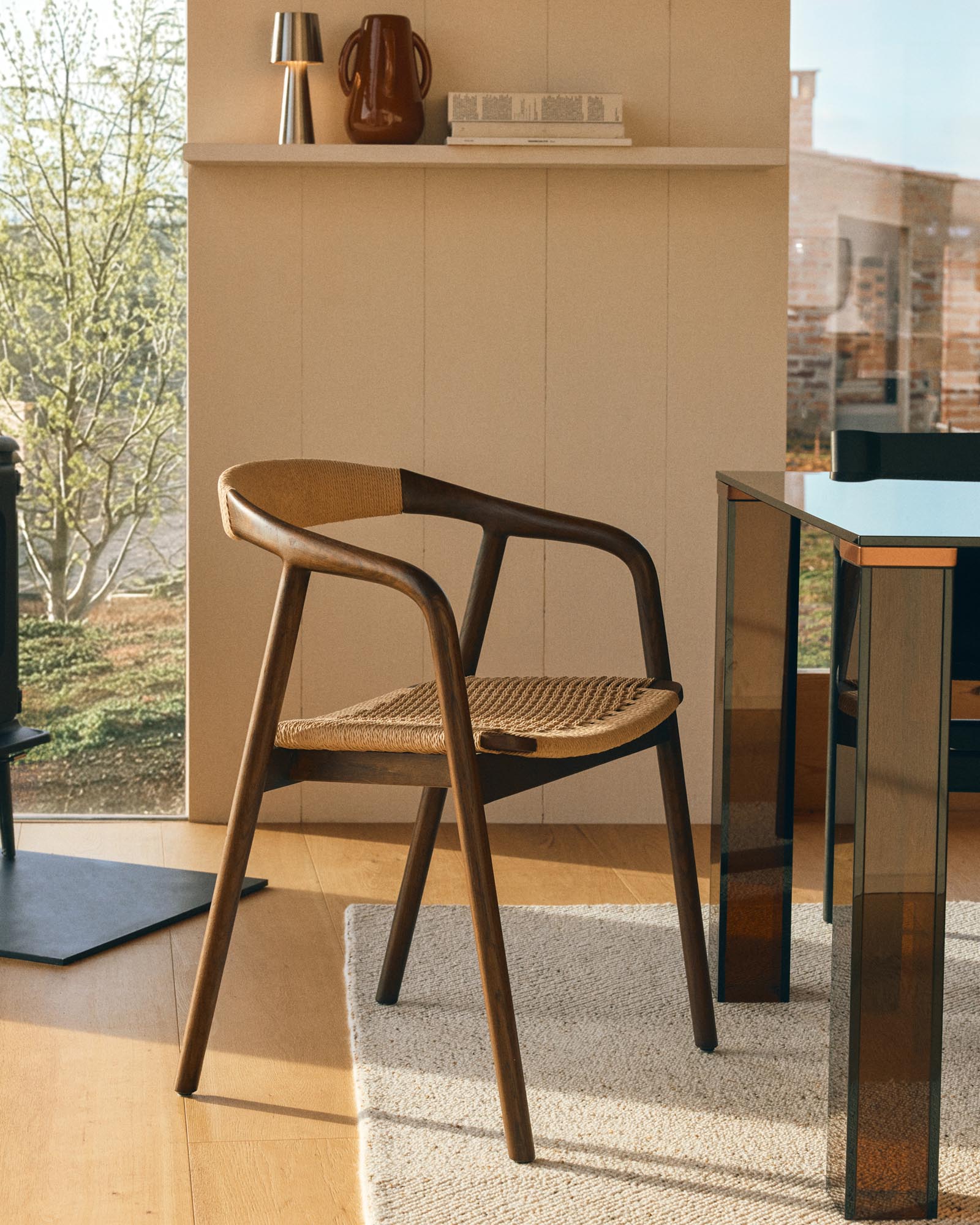 Stuhl Derile aus massivem Eichenholz mit Nussbaum-Finish und beigem Papierseil 100% FSC in Beige präsentiert im Onlineshop von KAQTU Design AG. Stuhl mit Armlehne ist von Kave Home