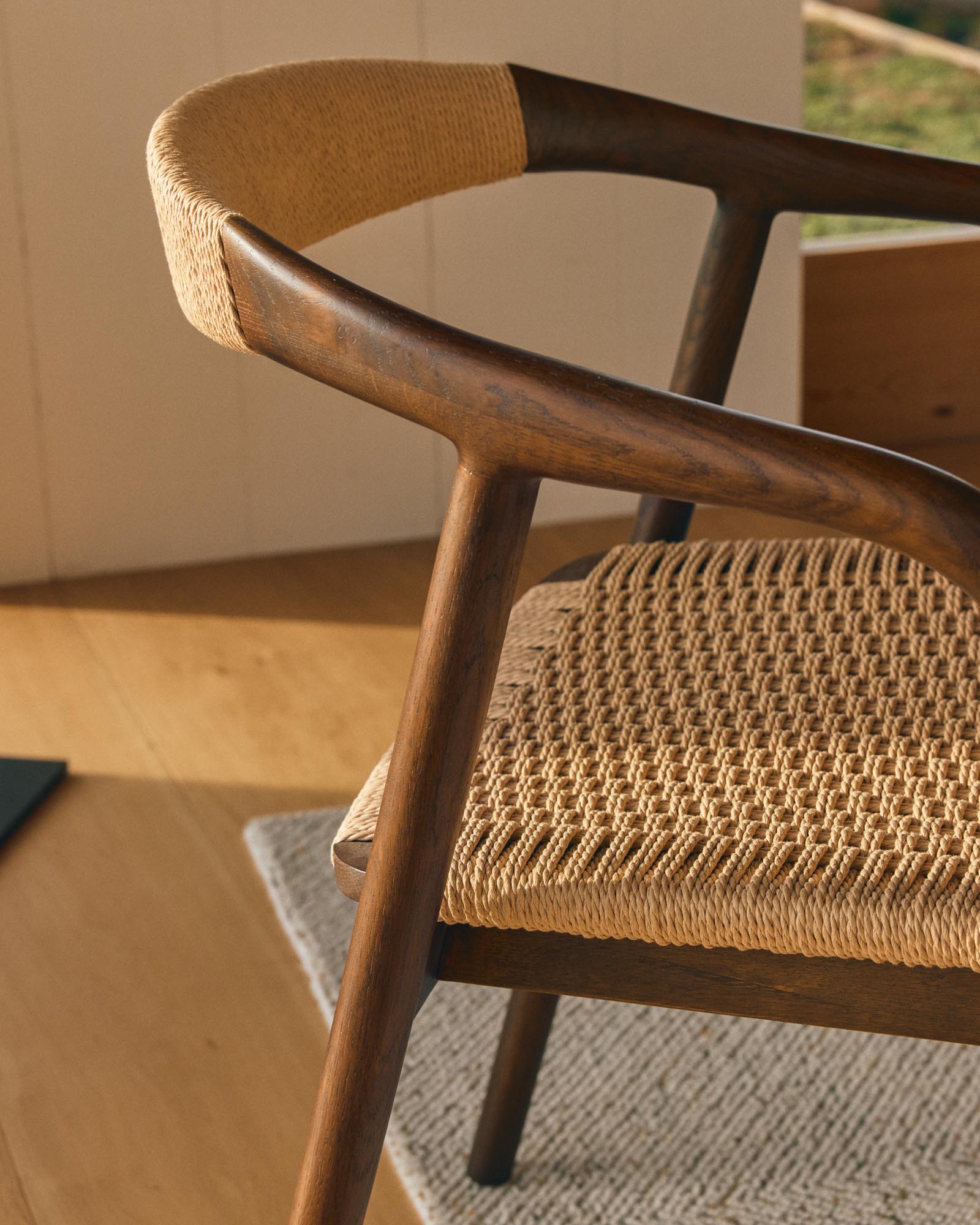 Stuhl Derile aus massivem Eichenholz mit Nussbaum-Finish und beigem Papierseil 100% FSC in Beige präsentiert im Onlineshop von KAQTU Design AG. Stuhl mit Armlehne ist von Kave Home