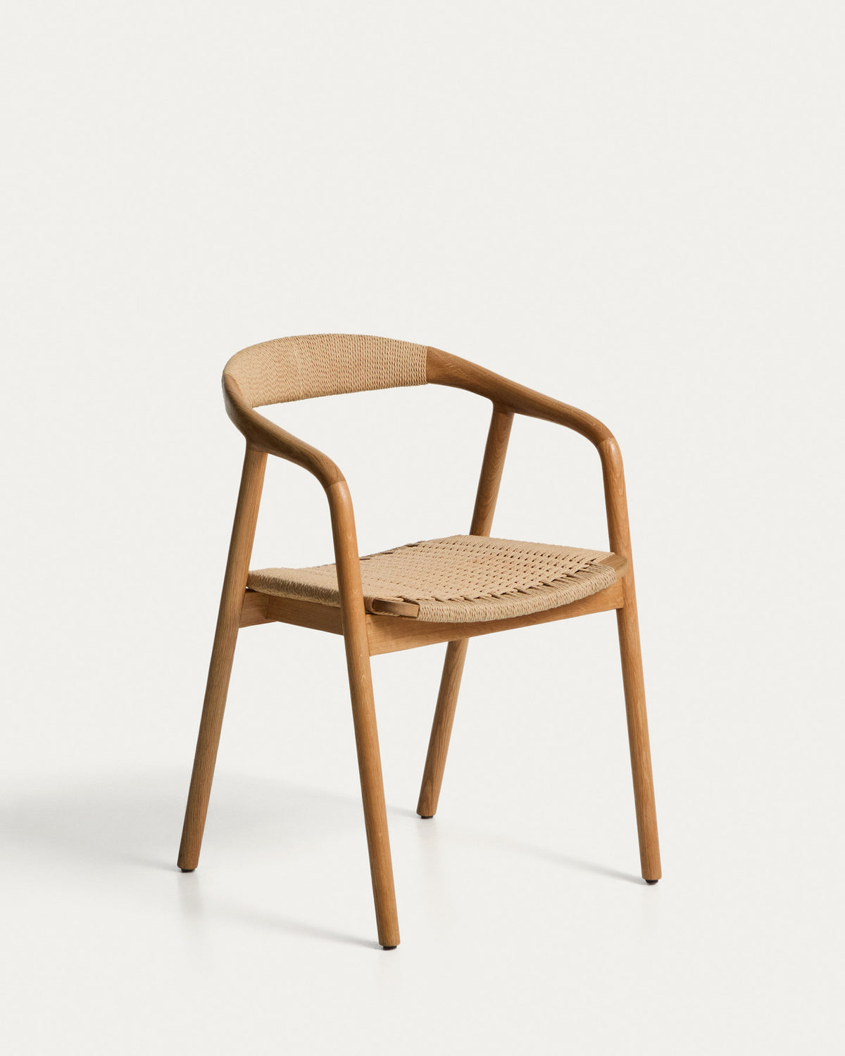 Stuhl Derile aus massivem Eichenholz mit Finish in natürlichem Farbton und beigem Papierseil FSC Mix Credit in Beige präsentiert im Onlineshop von KAQTU Design AG. Stuhl mit Armlehne ist von Kave Home
