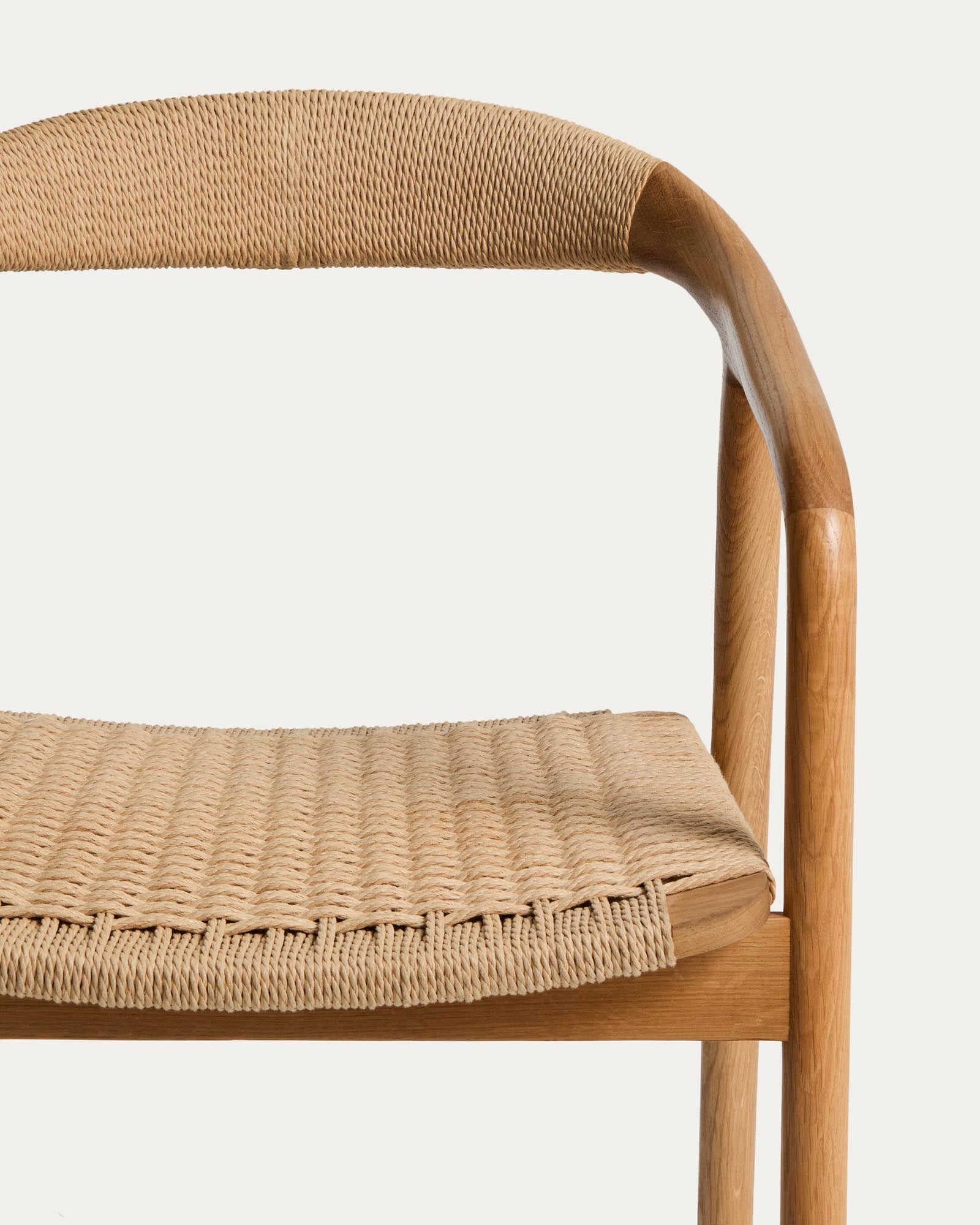 Eleganter Stuhl Derile aus robustem Eichenholz, mit natürlichem Finish und beigem Papierseil, ideal für stilvolle Wohnräume.