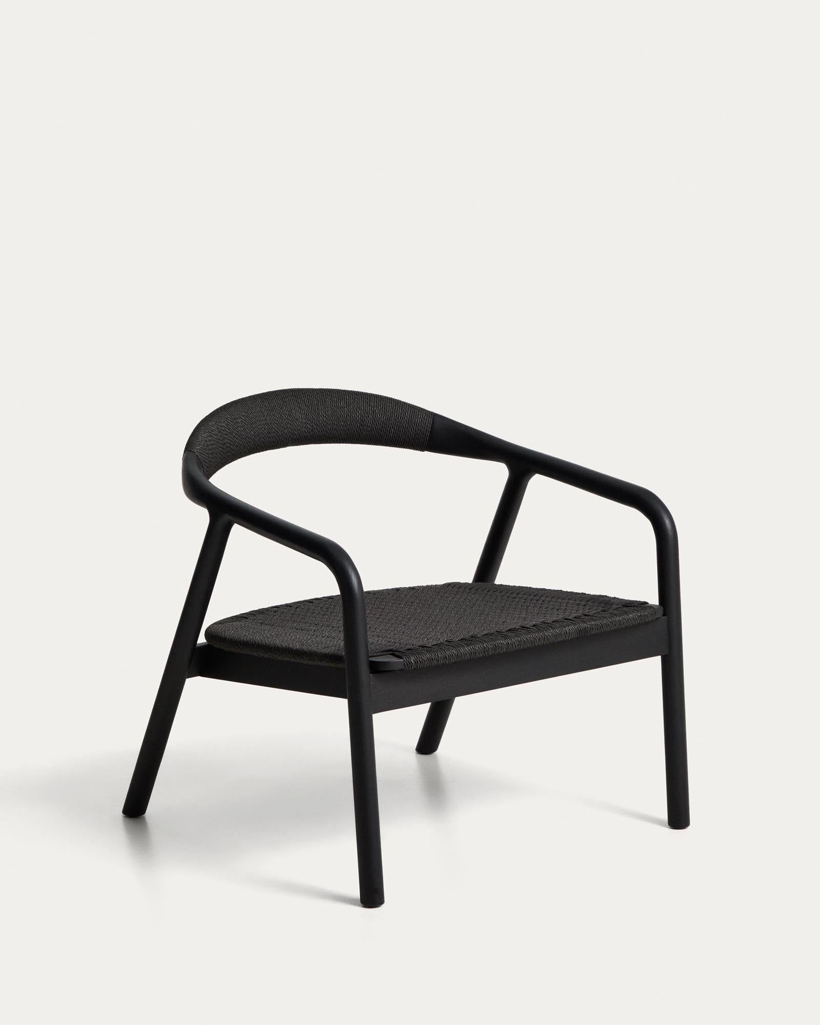 Sessel Derile aus massivem Eichenholz mit schwarzem Finish und schwarzem Papierseil FSC 100 % in Schwarz präsentiert im Onlineshop von KAQTU Design AG. Sessel mit Armlehnen ist von Kave Home