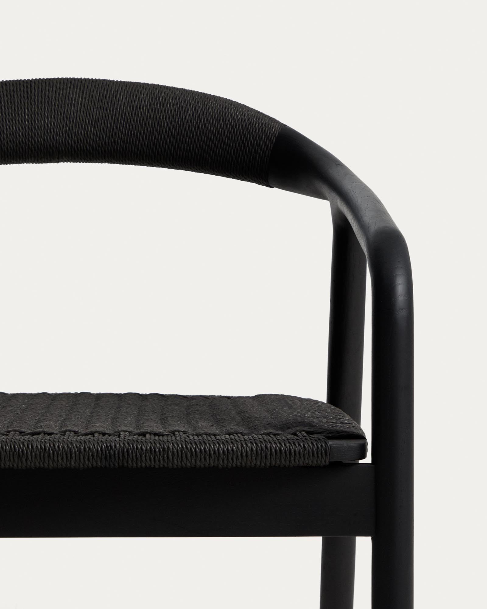 Eleganter Sessel Derile aus robustem Eichenholz mit stilvollem schwarzem Finish und hochwertigem Papierseil, ideal für modernes Wohndesign.