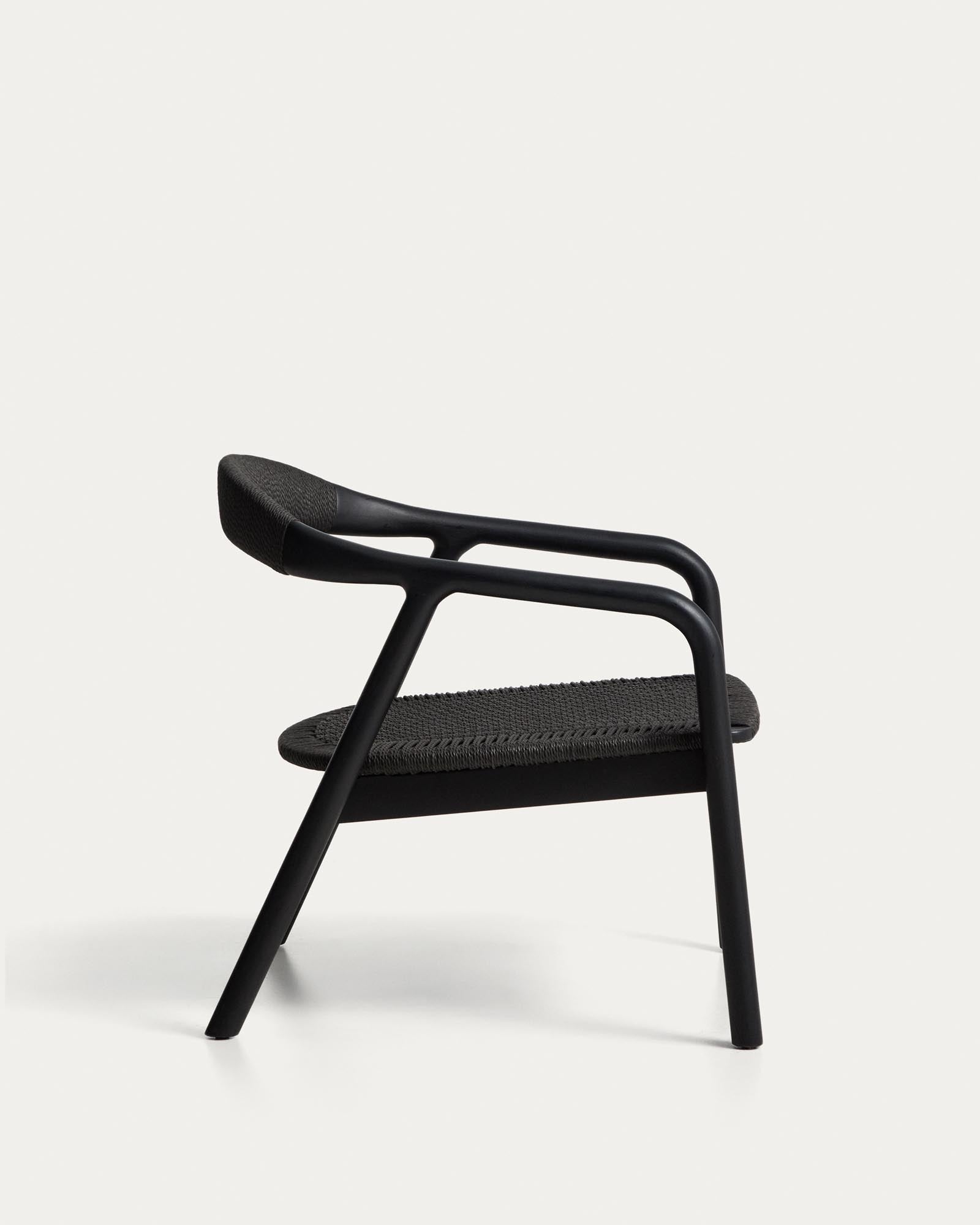 Moderner Sessel Derile aus massivem Eichenholz mit elegantem schwarzem Finish und strapazierfähigem Papierseil, perfekt für jedes Zuhause.