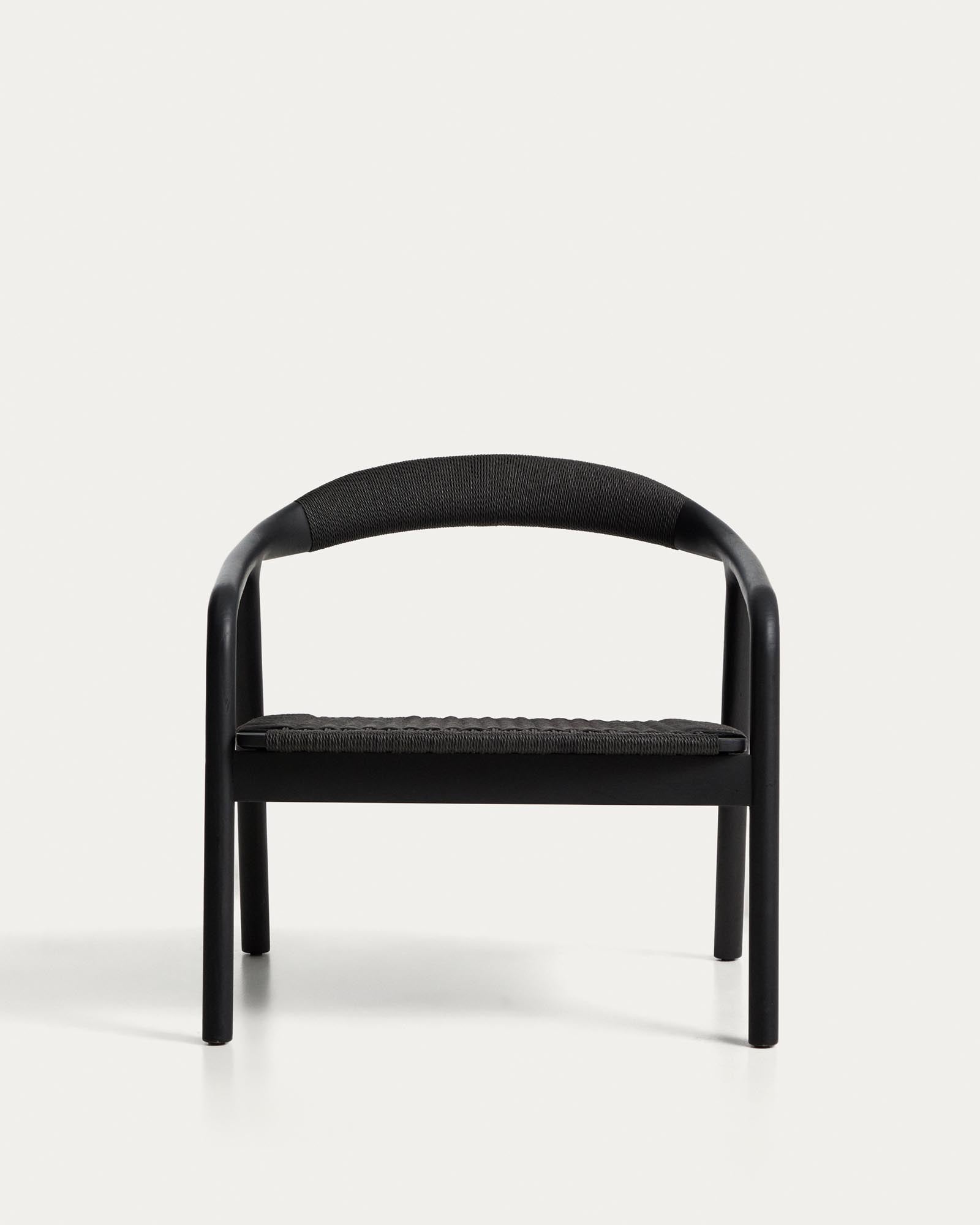 Eleganter Sessel Derile aus robustem Eichenholz mit schwarzem Finish und hochwertigem Papierseil, ideal für moderne Wohnräume.