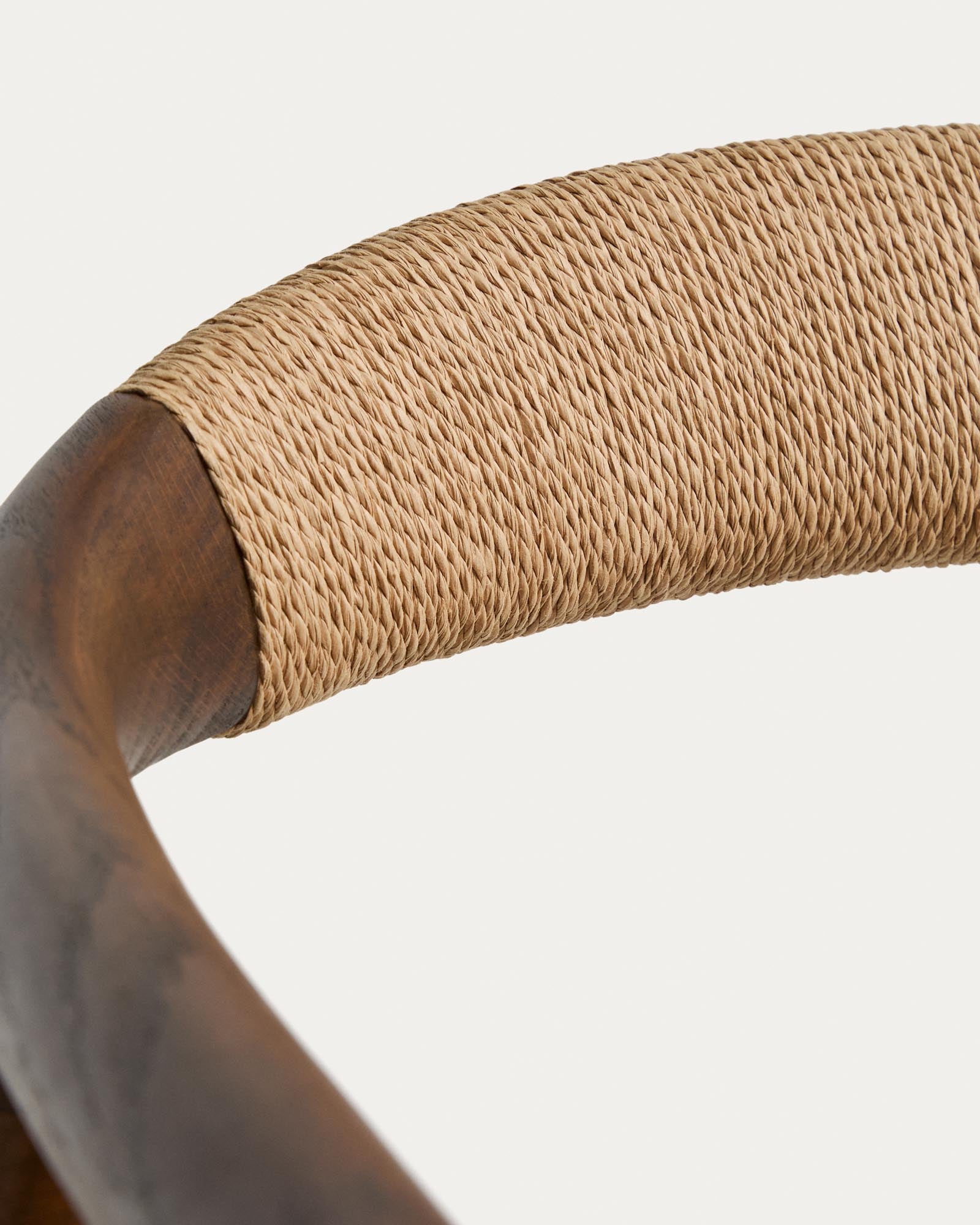 Moderner Sessel Derile aus robustem Eichenholz mit edlem Nussbaum-Finish und beigem Papierseil, perfekt für gemütliche Sitzgelegenheiten.