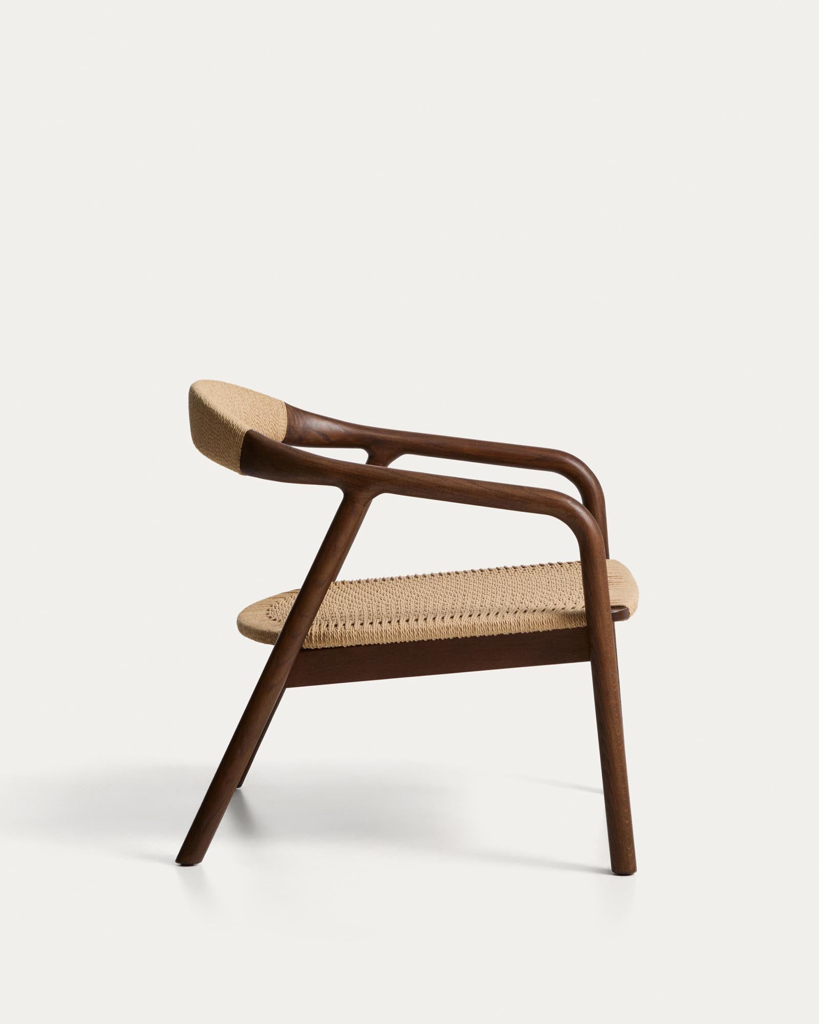 Eleganter Sessel Derile aus massivem Eichenholz mit Nussbaum-Finish und beigem Papierseil, ideal für stilvolle Wohnräume.