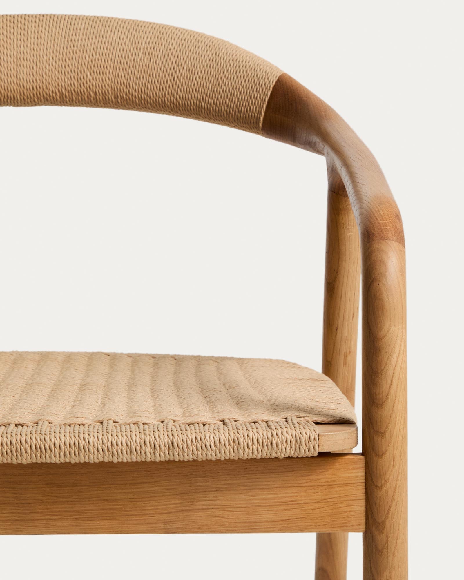 Eleganter Sessel Derile aus robustem Eichenholz, kombiniert mit beigem Papierseil, ideal für stilvolle Wohnräume.