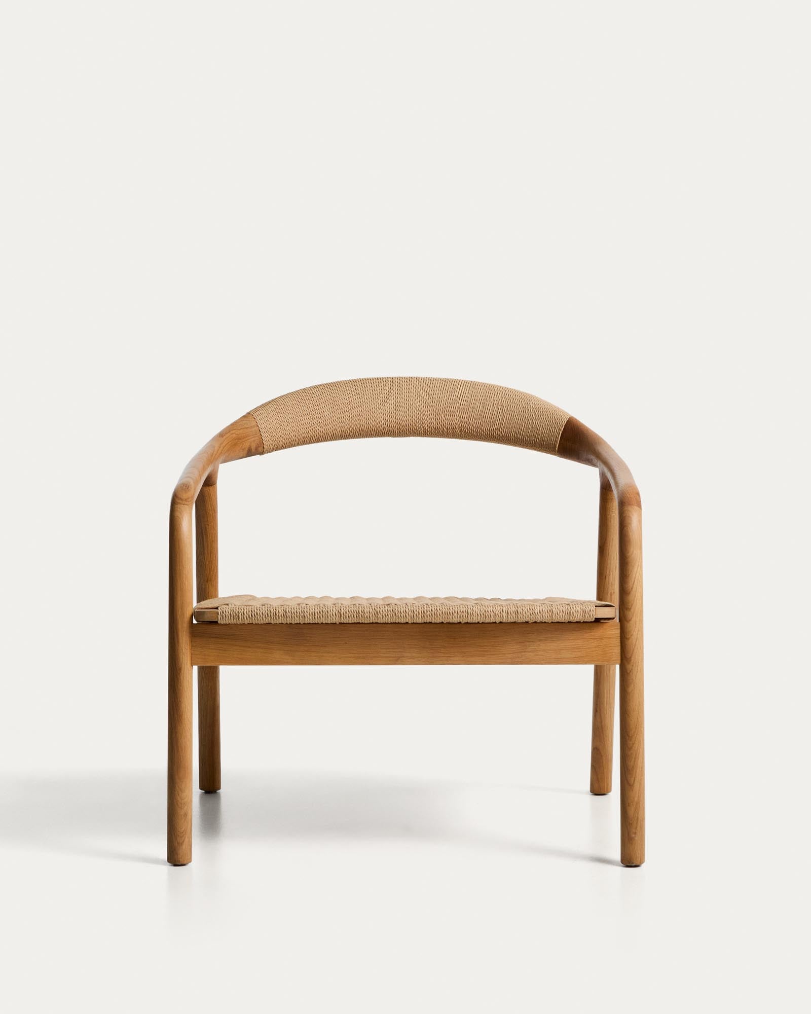Eleganter Sessel Derile aus massivem Eichenholz mit natürlichem Farbton und beigem Papierseil, ideal für stilvolle Wohnräume.