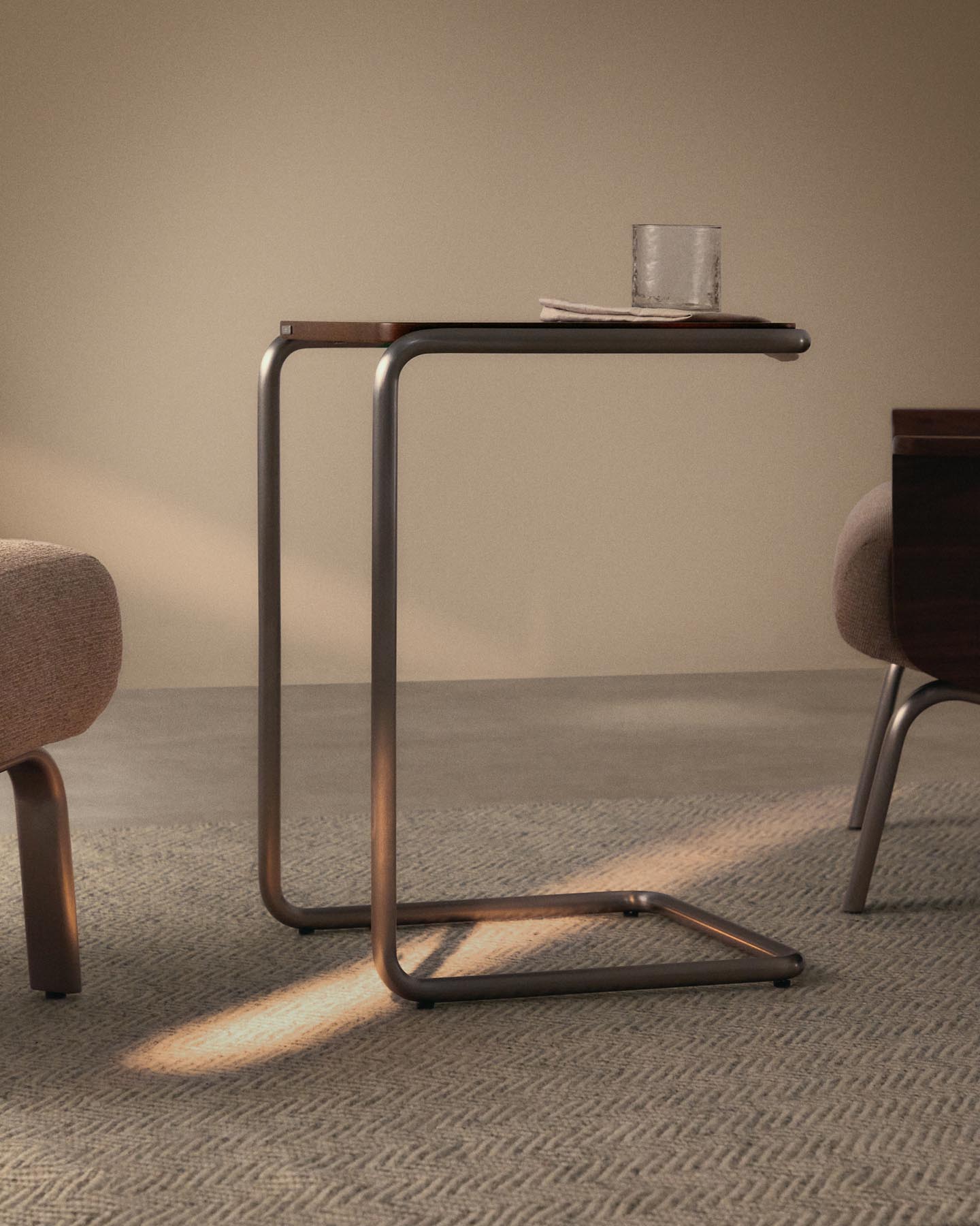 Beistelltisch Tarsel aus Nussbaumfurnier mit Gestell aus gebürstetem Edelstahl 42 x 60 cm in Dunkelbraun präsentiert im Onlineshop von KAQTU Design AG. Beistelltisch ist von Kave Home