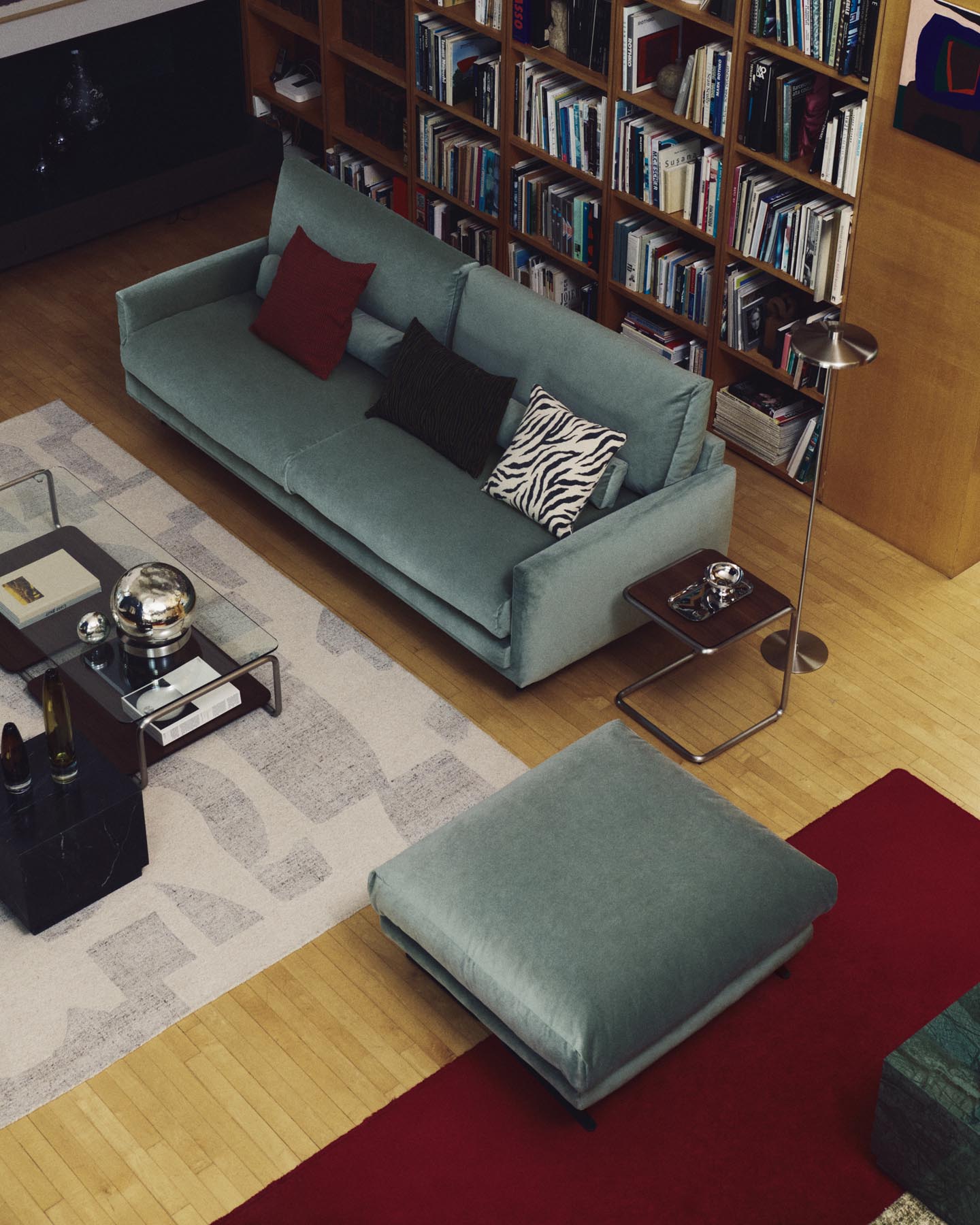 Beistelltisch Tarsel aus Nussbaumfurnier mit Gestell aus gebürstetem Edelstahl 42 x 60 cm in Dunkelbraun präsentiert im Onlineshop von KAQTU Design AG. Beistelltisch ist von Kave Home