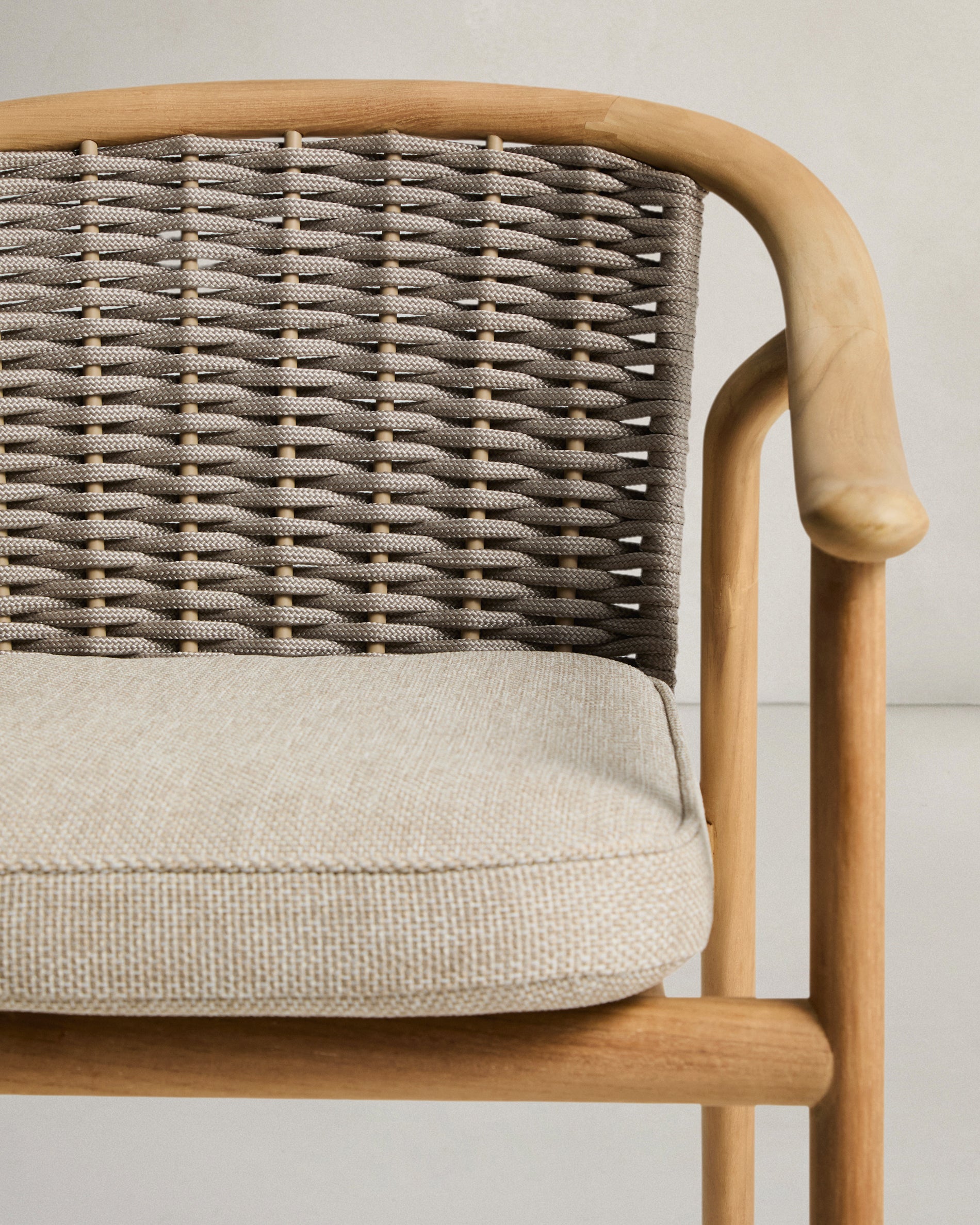 Stapelbarer Outdoor-Stuhl Elunda aus massivem Teakholz, FSC 100 % in Natur präsentiert im Onlineshop von KAQTU Design AG. Gartenstuhl ist von Kave Home