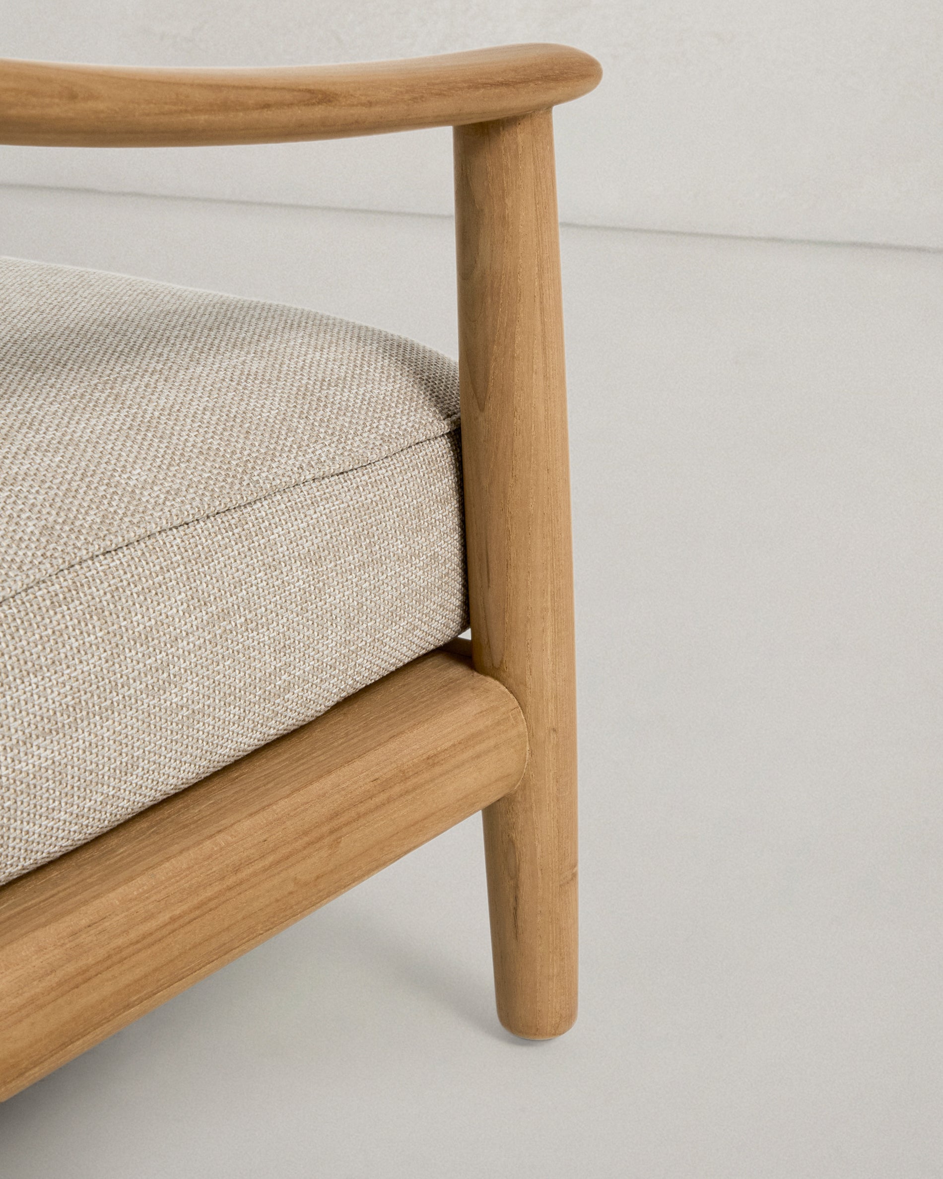 Eleganter Outdoor-Sessel Elunda aus hochwertigem Teakholz, ideal für entspannte Stunden im Freien, vereint Komfort und Langlebigkeit.
