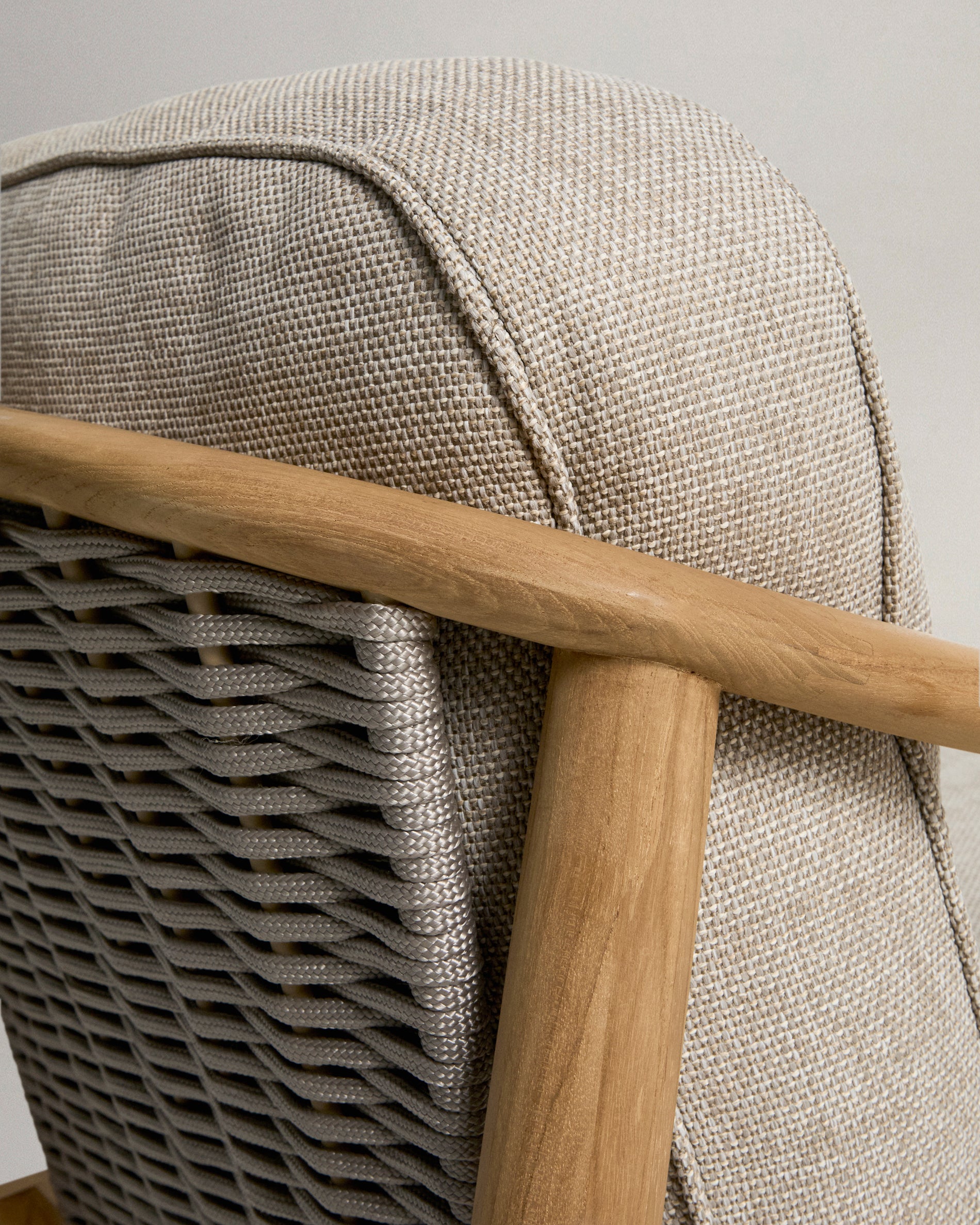 Eleganter Outdoor-Sessel Elunda aus hochwertigem Teakholz, ideal für entspannte Stunden im Freien, vereint Komfort und Langlebigkeit.