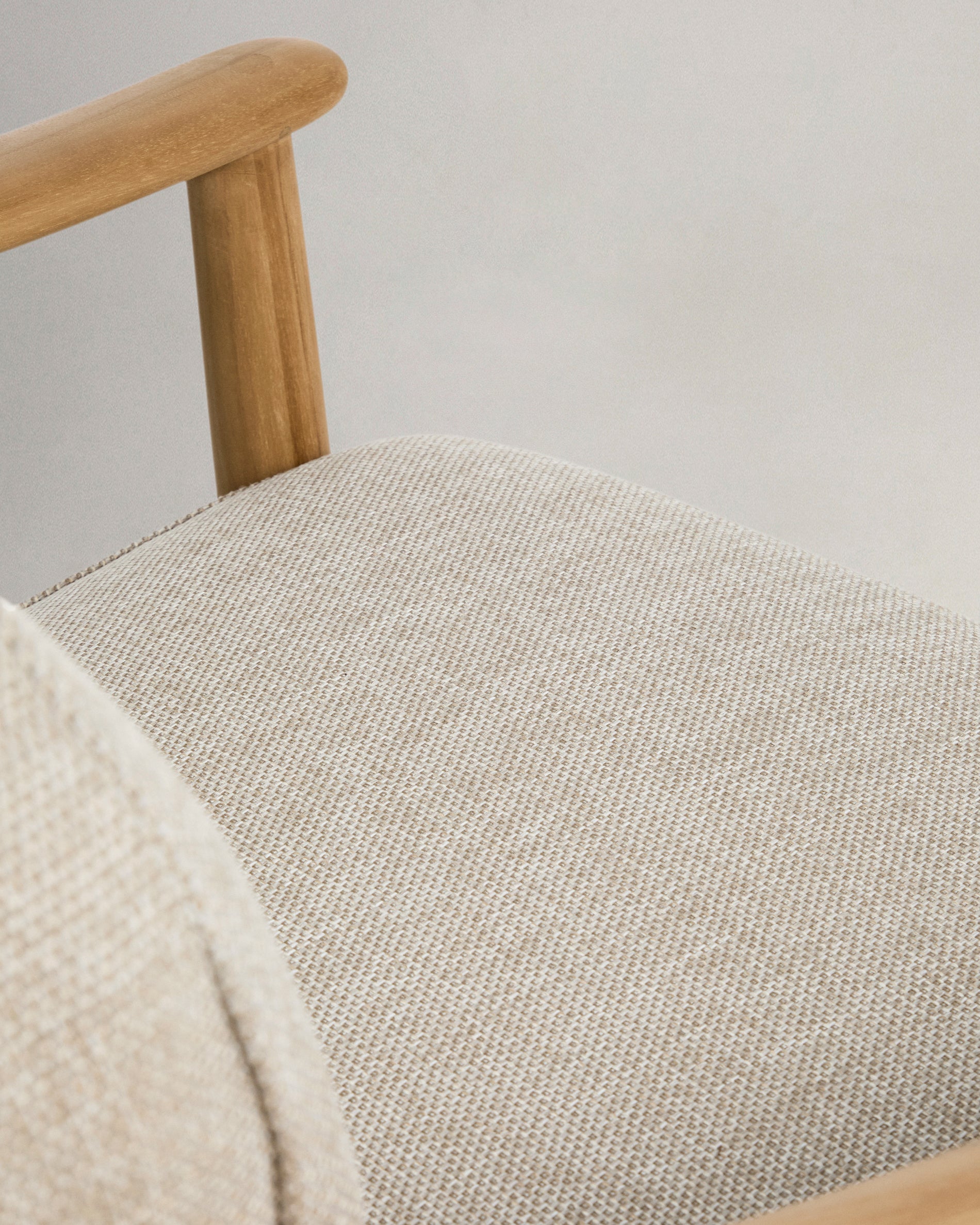 Stilvoller Outdoor-Sessel Elunda aus robustem Teakholz, perfekt für Garten und Terrasse, bietet eine harmonische Verbindung von Design und Funktionalität.