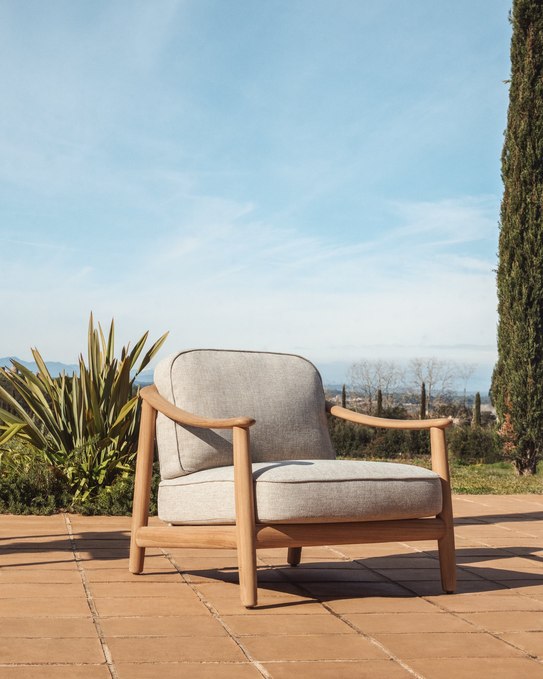 Eleganter Outdoor-Sessel Elunda aus hochwertigem, massivem Teakholz, ideal für entspannte Stunden im Freien, präsentiert in natürlichem Design.
