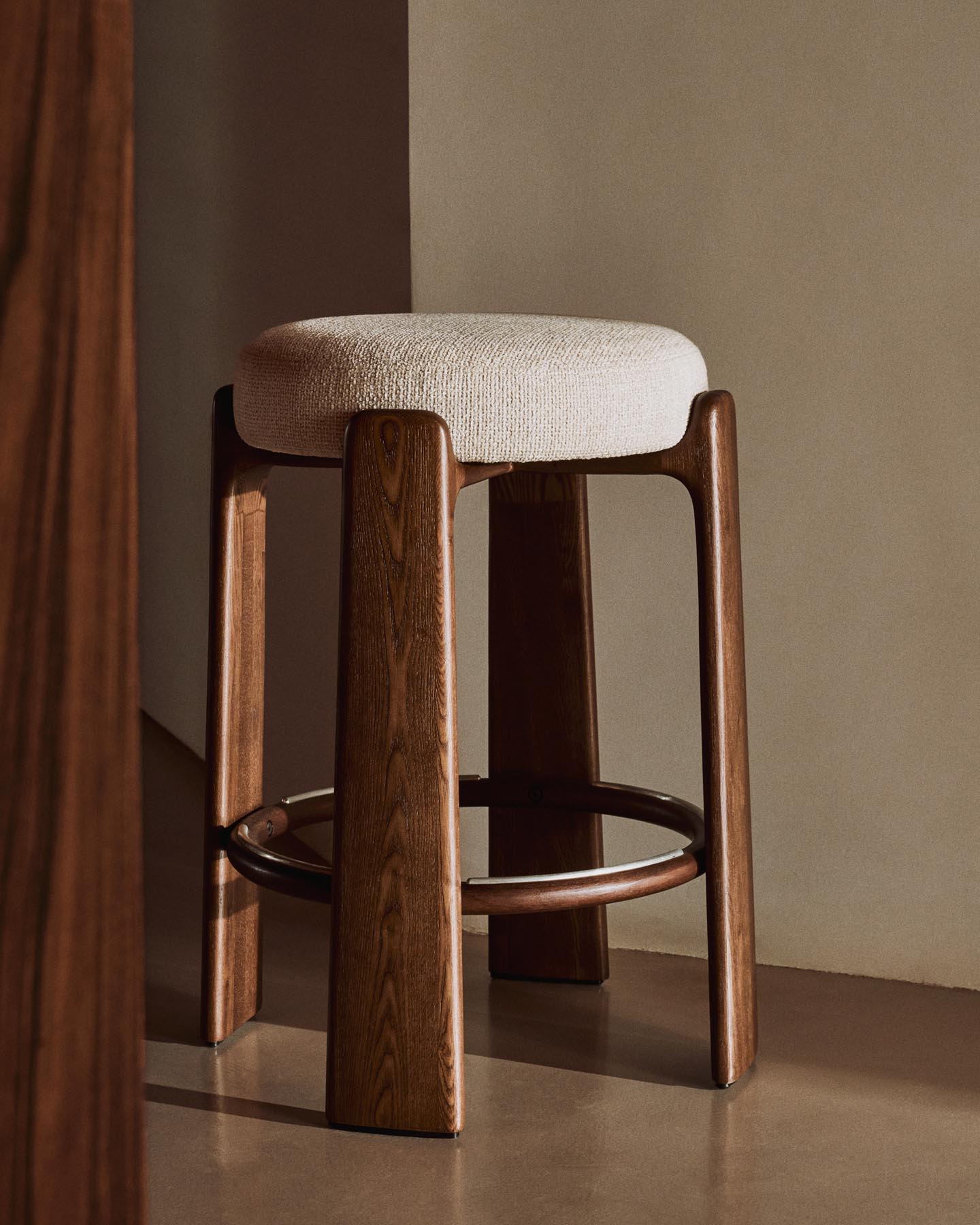 Hocker Granite, schwer entflammbar, aus beiger Chenille und massivem Eschenholz mit nussbaumfarbenem Finish, FSC 100 %, 65 cm in Beige präsentiert im Onlineshop von KAQTU Design AG. Barhocker ist von Kave Home