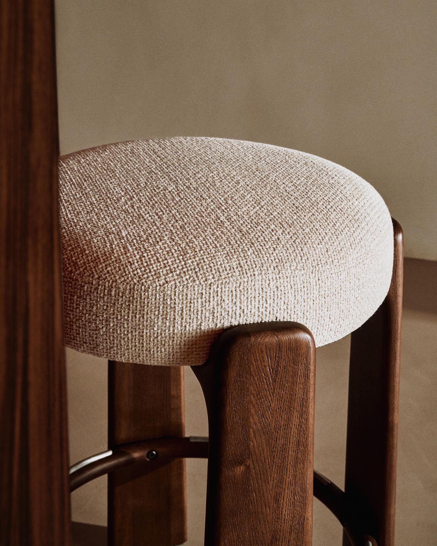 Hocker Granite, schwer entflammbar, aus beiger Chenille und massivem Eschenholz mit nussbaumfarbenem Finish, FSC 100 %, 65 cm in Beige präsentiert im Onlineshop von KAQTU Design AG. Barhocker ist von Kave Home