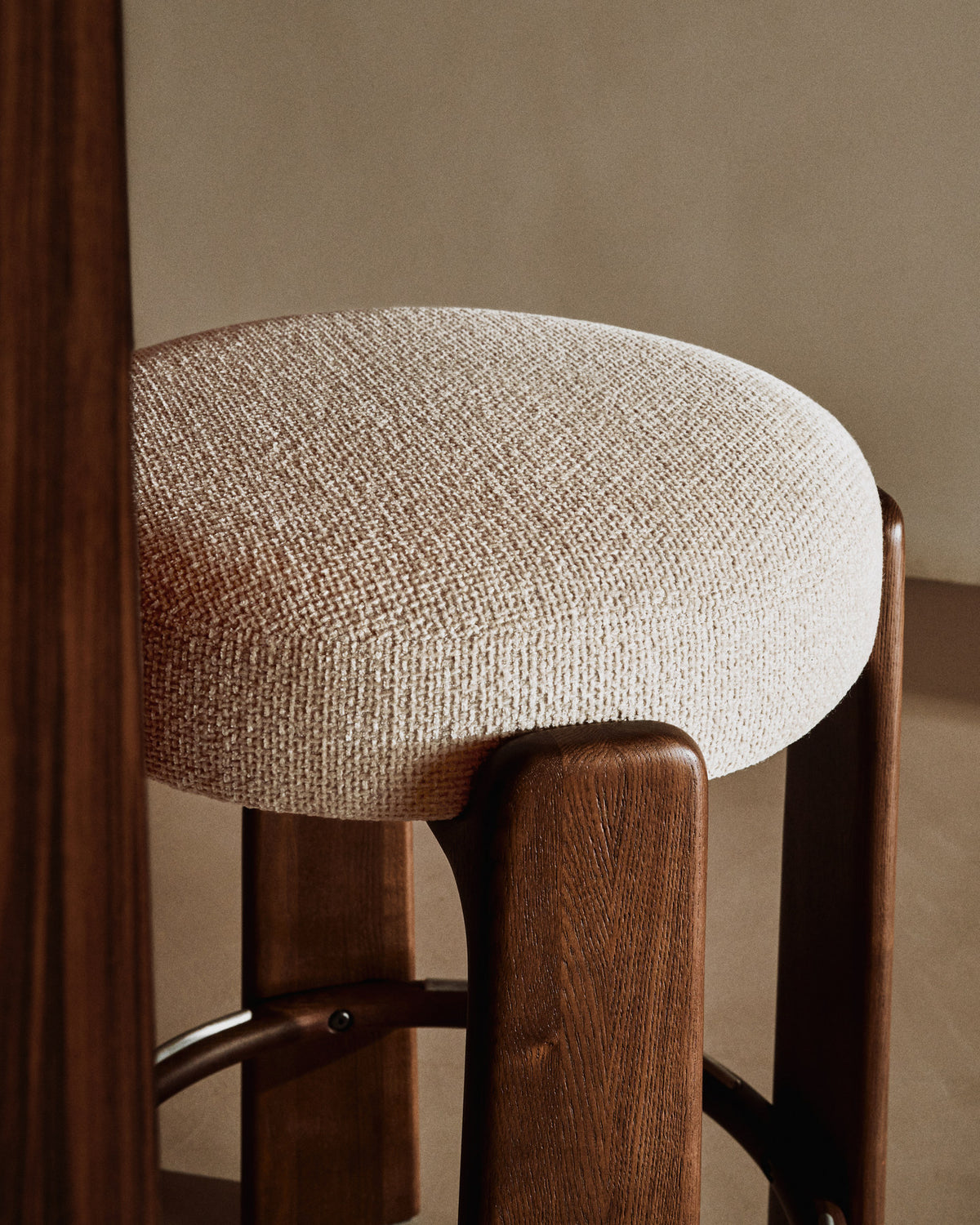 Hocker Granite aus beigefarbener Chenille und massivem Eschenholz mit nussbaumfarbenem Finish, FSC 100%, 65 cm in Beige, Dunkelbraun präsentiert im Onlineshop von KAQTU Design AG. Barstuhl ist von Kave Home