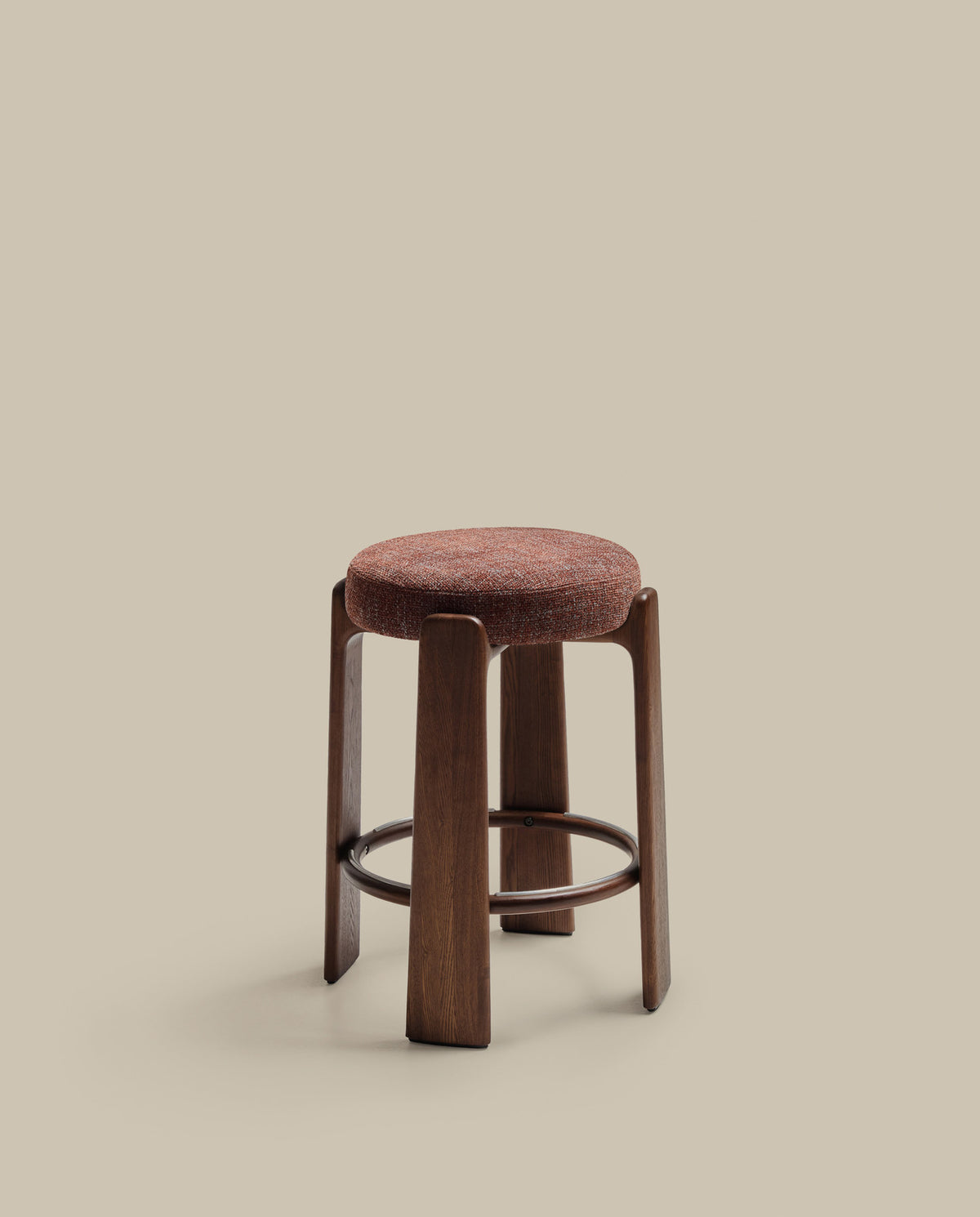 Hocker Granite aus brauner Chenille und massivem Eschenholz mit nussbaumfarbenem Finish, FSC 100%, 65 cm in Braun, Dunkelbraun präsentiert im Onlineshop von KAQTU Design AG. Barstuhl ist von Kave Home