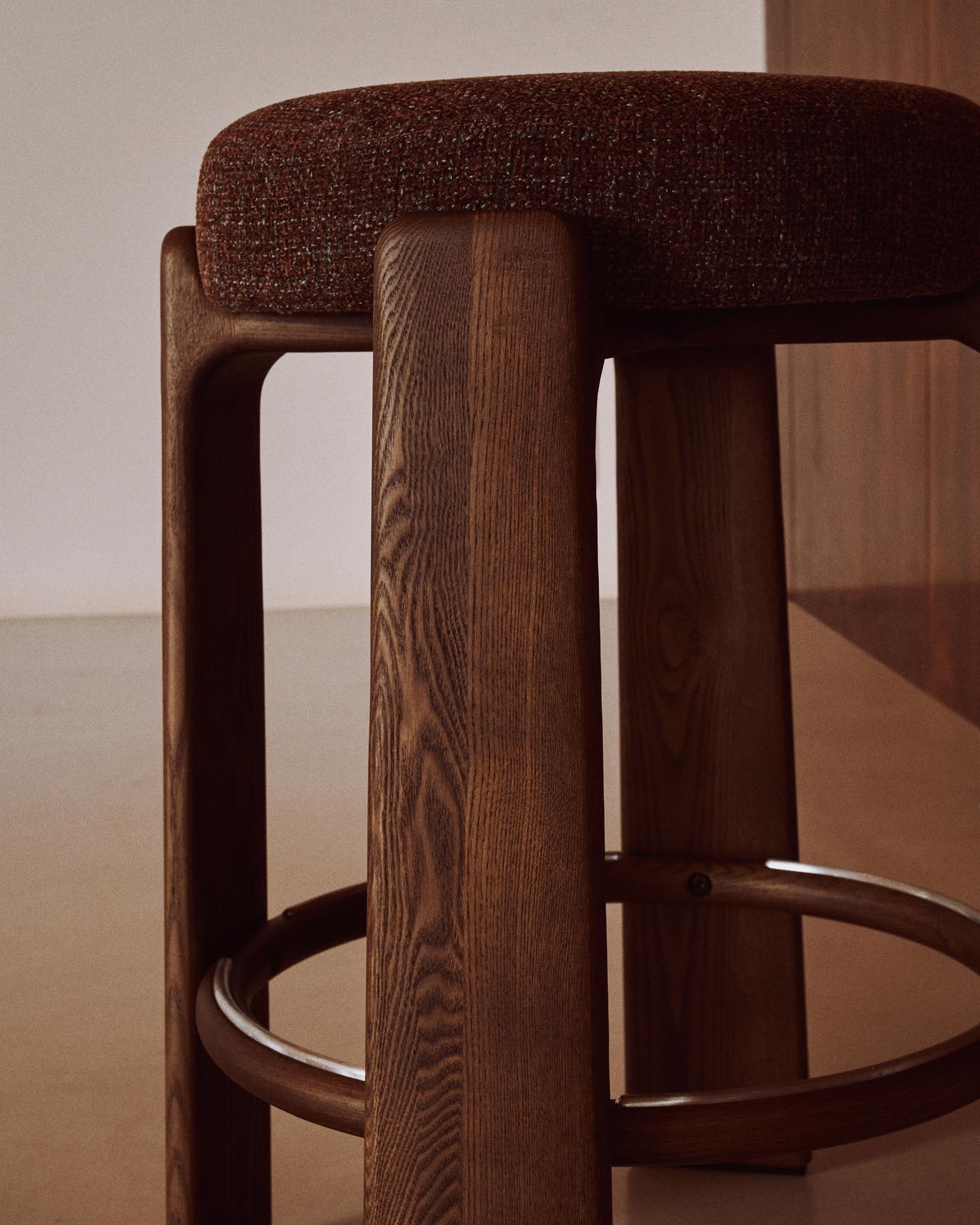Hocker Granite, schwer entflammbar, aus brauner Chenille und massivem Eschenholz mit nussbaumfarbenem Finish, FSC 100 %, 65 cm in Braun präsentiert im Onlineshop von KAQTU Design AG. Barhocker ist von Kave Home