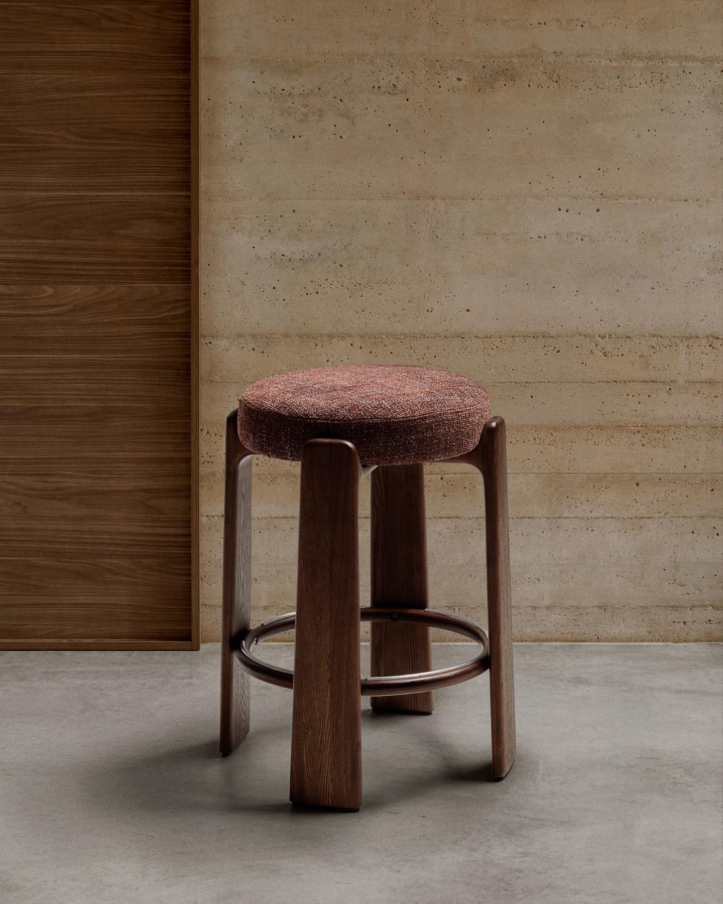 Hocker Granite, schwer entflammbar, aus brauner Chenille und massivem Eschenholz mit nussbaumfarbenem Finish, FSC 100 %, 65 cm in Braun präsentiert im Onlineshop von KAQTU Design AG. Barhocker ist von Kave Home