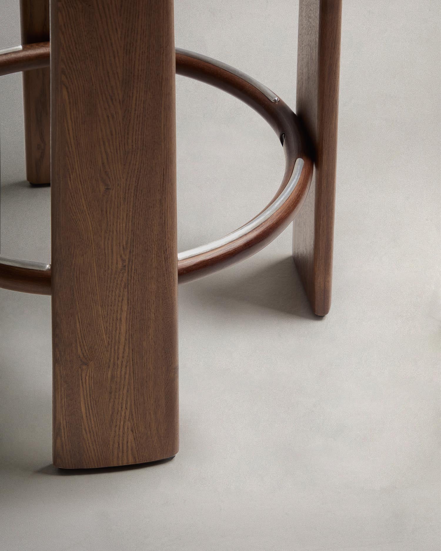 Erleben Sie den Hocker Granite von Kave Home: Stilvoller Hocker aus nachhaltiger Chenille und robustem Eschenholz, ideal für jeden Raum.