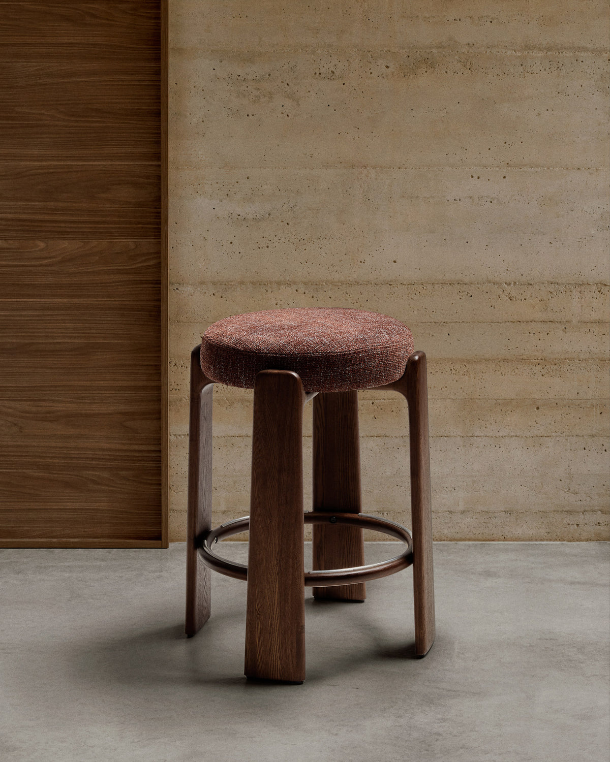 Hocker Granite aus brauner Chenille und massivem Eschenholz mit nussbaumfarbenem Finish, FSC 100%, 65 cm in Braun, Dunkelbraun präsentiert im Onlineshop von KAQTU Design AG. Barstuhl ist von Kave Home