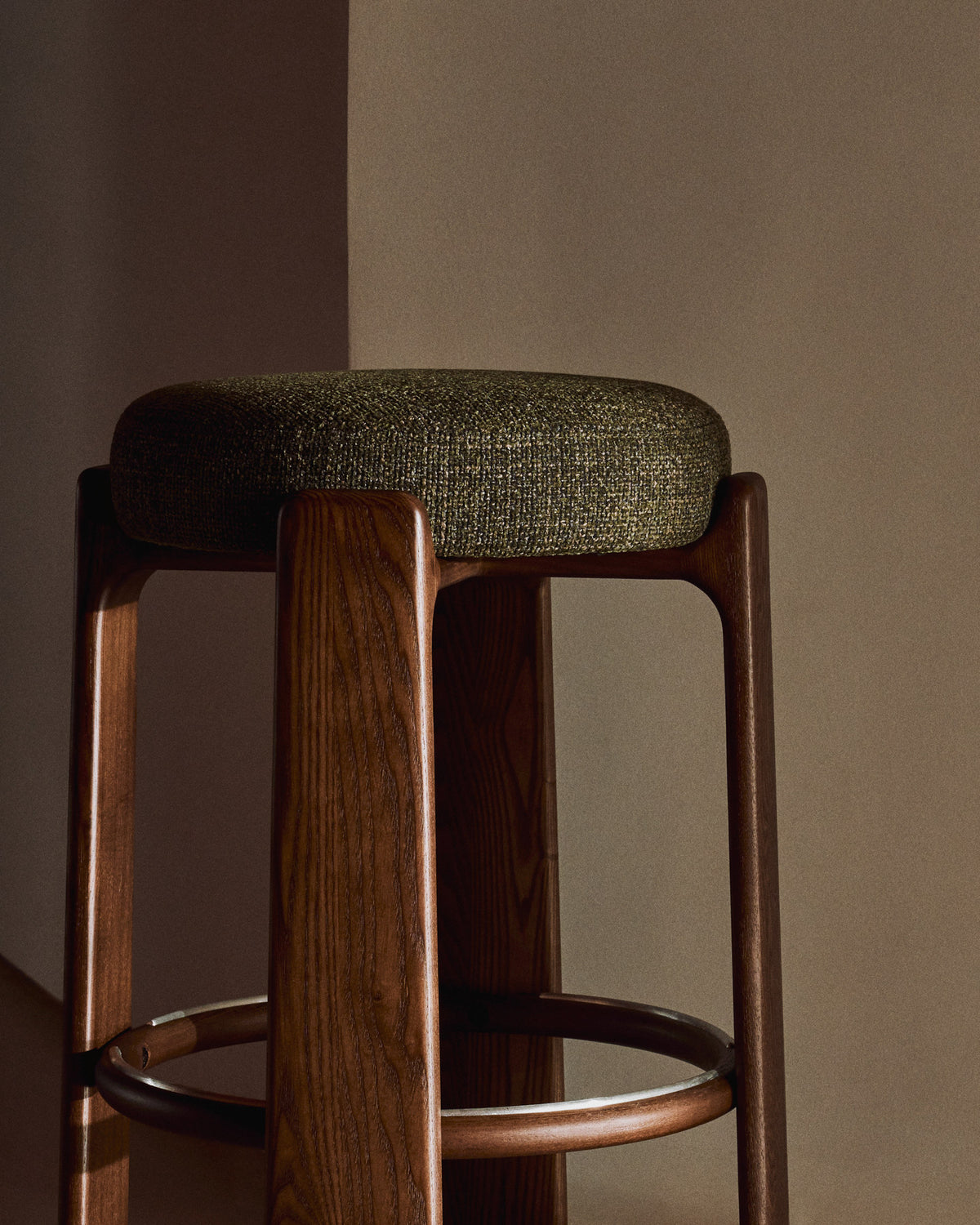 Hocker Granite aus grüner Chenille und massivem Eschenholz mit nussbaumfarbenem Finish, FSC 100%, 65 cm in Grün, Dunkelbraun präsentiert im Onlineshop von KAQTU Design AG. Barstuhl ist von Kave Home